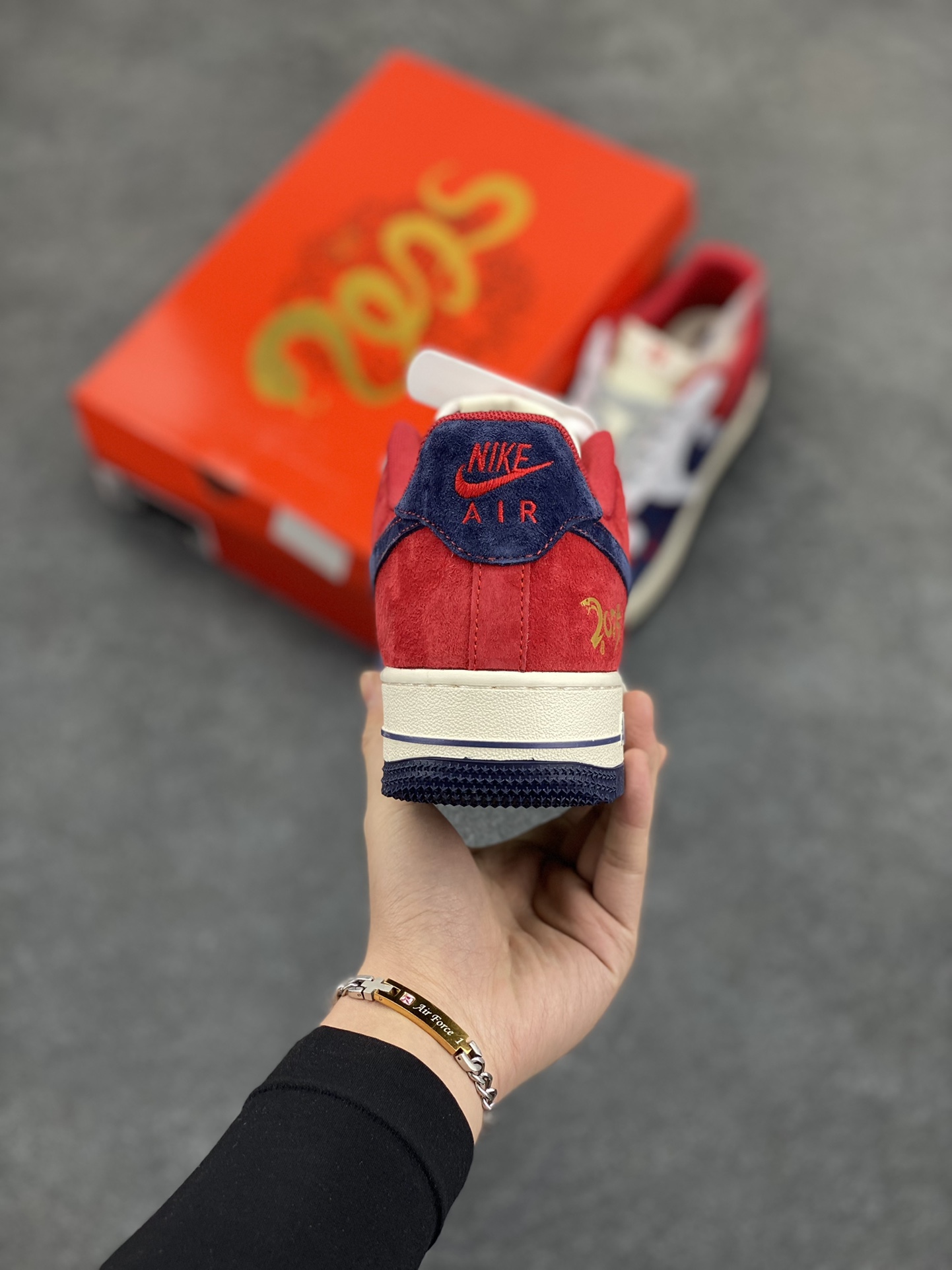 图片[4]-蛇年🐍限量发售！NIke Air Force 1 \’07 Low#蛇年先行者 “蓝红高奢蛇年定制 空军一号 低帮 运动鞋 休闲鞋 折边针车 工艺难度大 原楦头原纸板 原装鞋盒 定制五金配件 内置全掌气垫 原厂鞋底 货号：HD2258-012 尺码：36 36.5 37.5 38 38.5 39 40 40.5 41 42 42.5 43 44 44.5 45-选品中心
