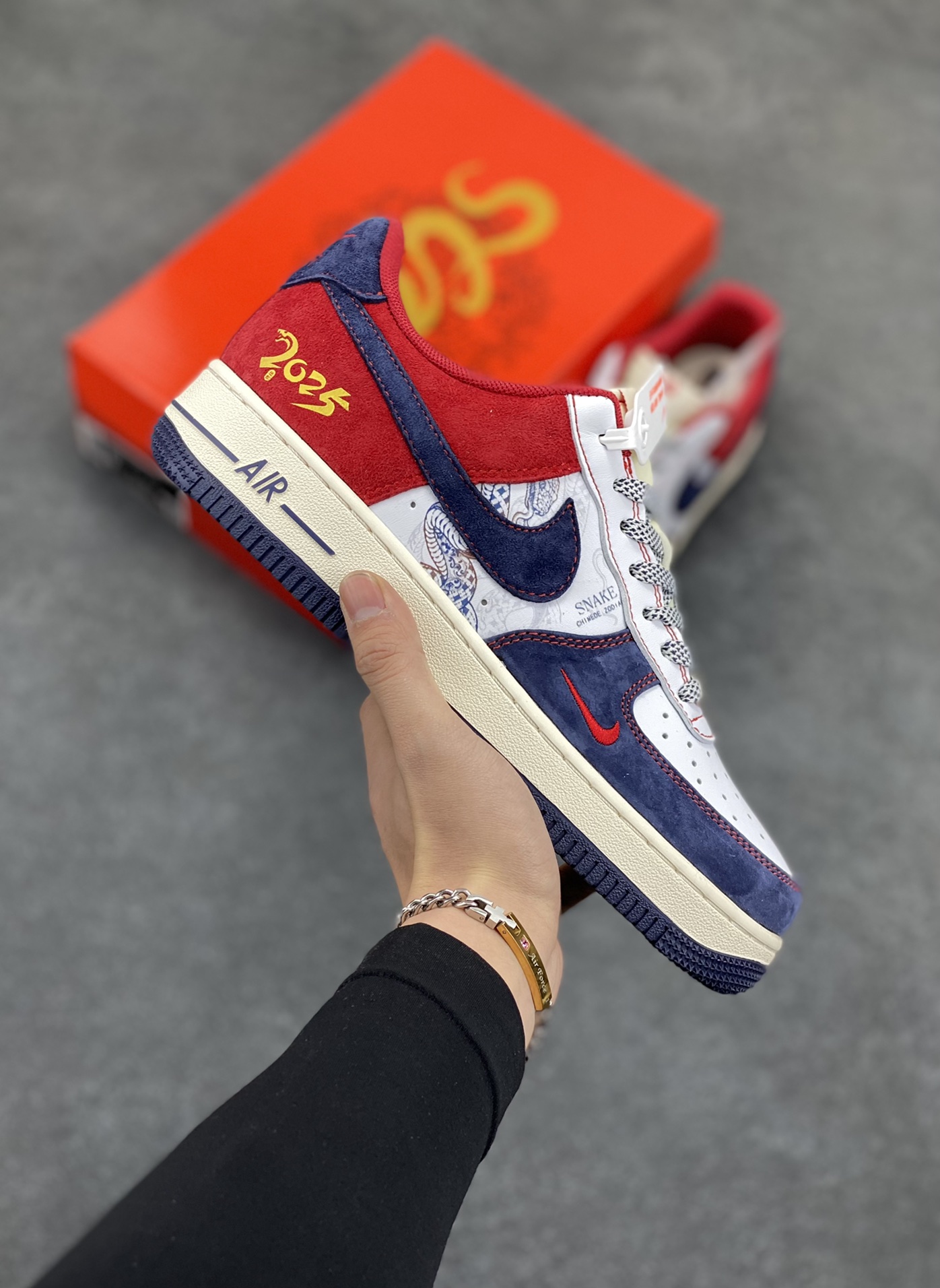 蛇年🐍限量发售!NIke Air Force 1 \’07 Low#蛇年先行者 “蓝红高奢蛇年定制 空军一号 低帮 运动鞋 休闲鞋 折边针车 工艺难度大 原楦头原纸板 原装鞋盒 定制五金配件 内置全掌气垫 原厂鞋底 货号:HD2258-012 尺码:36 36.5 37.5 38 38.5 39 40 40.5 41 42 42.5 43 44 44.5 45-选品中心