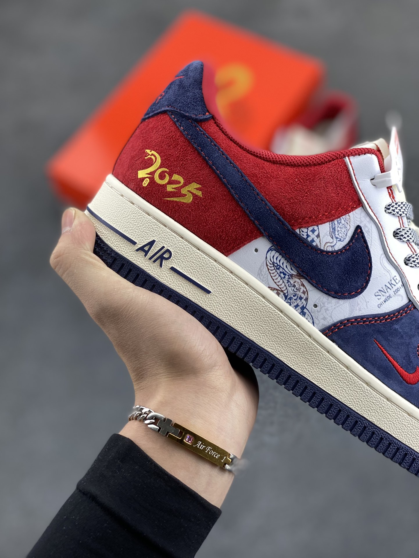 图片[6]-蛇年🐍限量发售！NIke Air Force 1 \’07 Low#蛇年先行者 “蓝红高奢蛇年定制 空军一号 低帮 运动鞋 休闲鞋 折边针车 工艺难度大 原楦头原纸板 原装鞋盒 定制五金配件 内置全掌气垫 原厂鞋底 货号：HD2258-012 尺码：36 36.5 37.5 38 38.5 39 40 40.5 41 42 42.5 43 44 44.5 45-选品中心