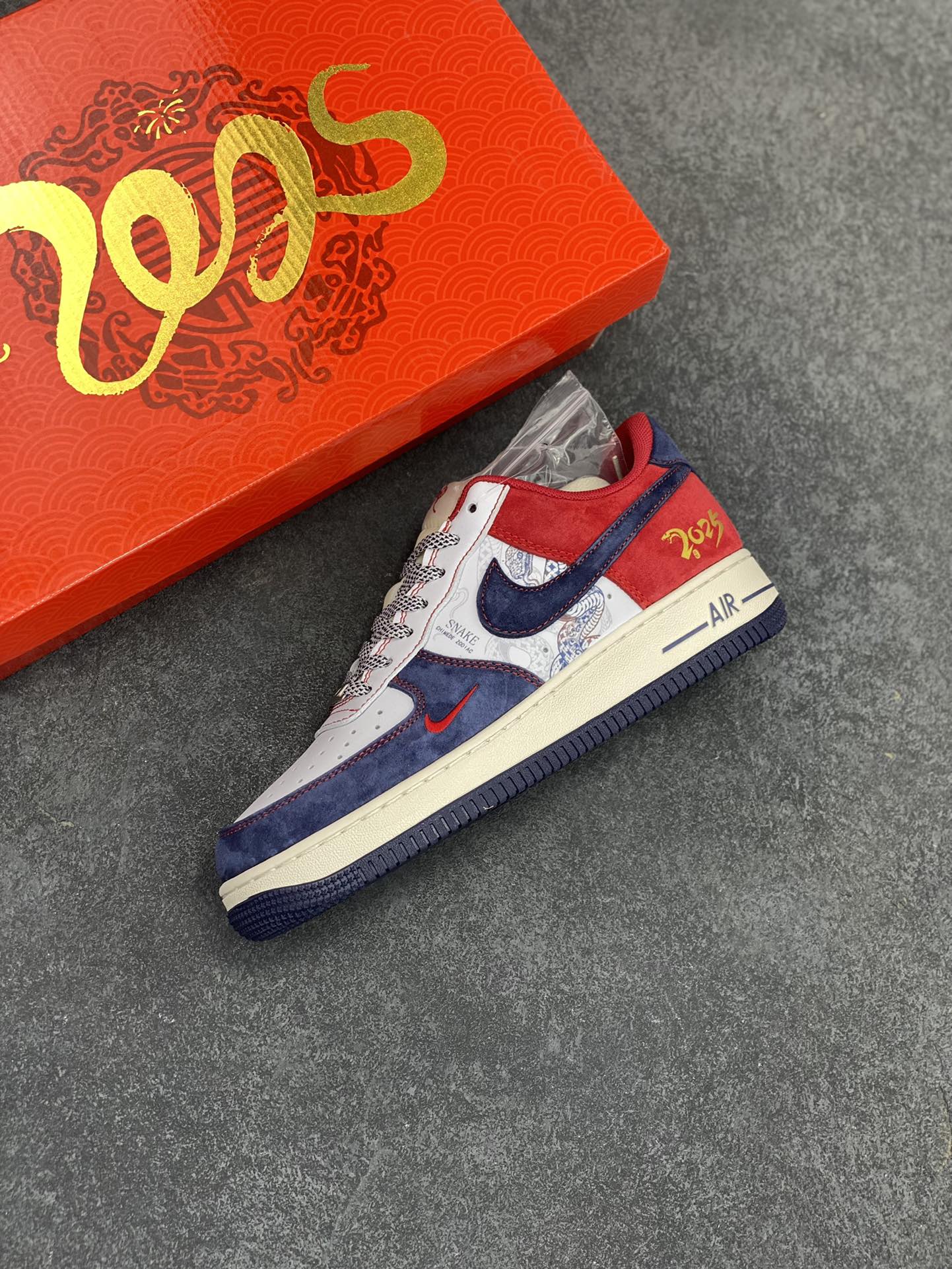 图片[7]-蛇年🐍限量发售！NIke Air Force 1 \’07 Low#蛇年先行者 “蓝红高奢蛇年定制 空军一号 低帮 运动鞋 休闲鞋 折边针车 工艺难度大 原楦头原纸板 原装鞋盒 定制五金配件 内置全掌气垫 原厂鞋底 货号：HD2258-012 尺码：36 36.5 37.5 38 38.5 39 40 40.5 41 42 42.5 43 44 44.5 45-选品中心