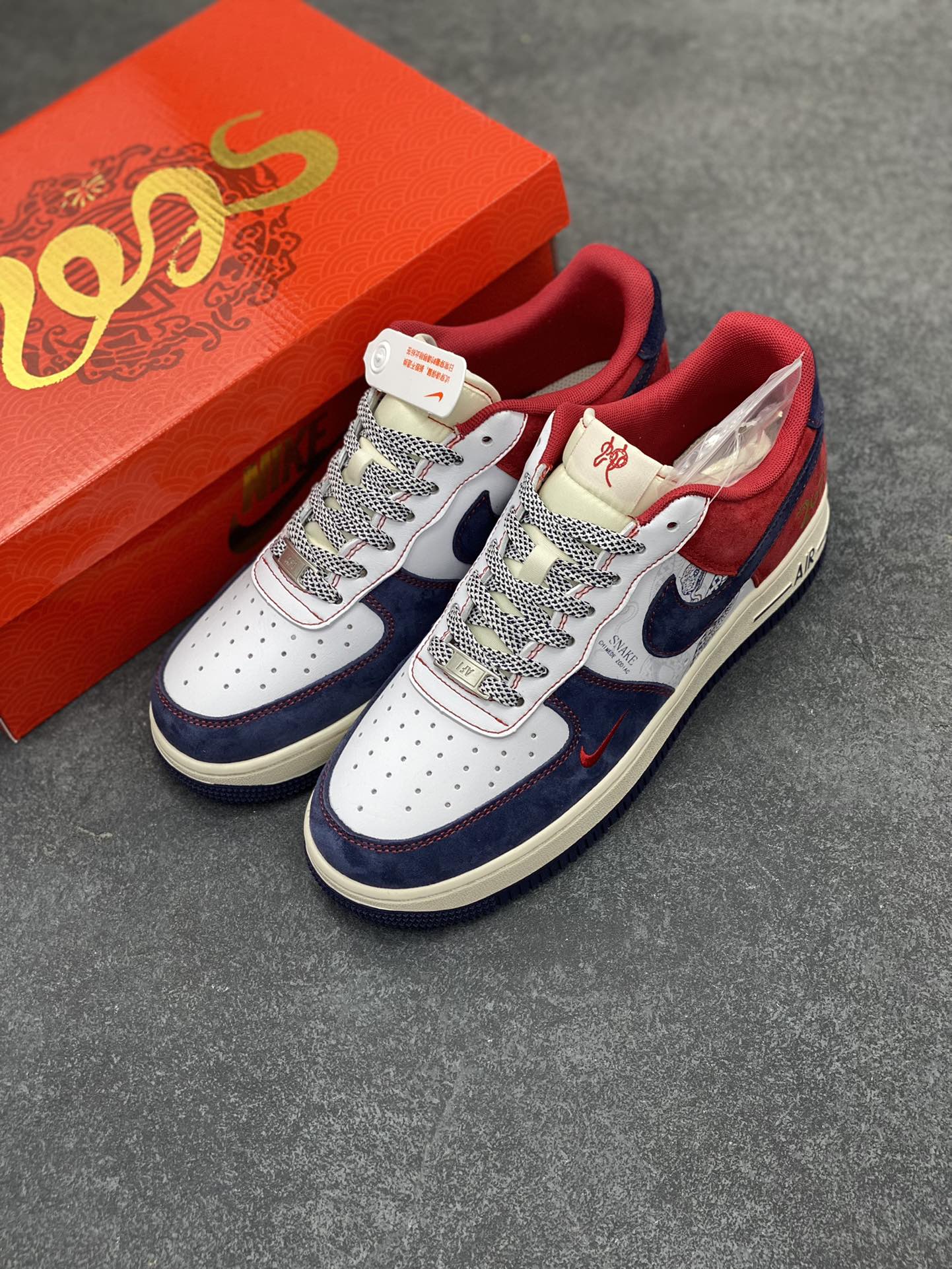 图片[8]-蛇年🐍限量发售！NIke Air Force 1 \’07 Low#蛇年先行者 “蓝红高奢蛇年定制 空军一号 低帮 运动鞋 休闲鞋 折边针车 工艺难度大 原楦头原纸板 原装鞋盒 定制五金配件 内置全掌气垫 原厂鞋底 货号：HD2258-012 尺码：36 36.5 37.5 38 38.5 39 40 40.5 41 42 42.5 43 44 44.5 45-选品中心