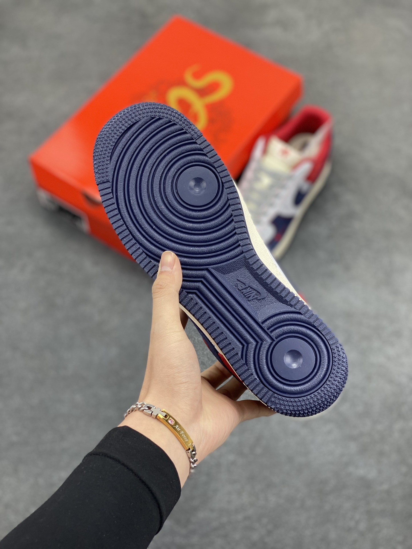 图片[5]-蛇年🐍限量发售！NIke Air Force 1 \’07 Low#蛇年先行者 “蓝红高奢蛇年定制 空军一号 低帮 运动鞋 休闲鞋 折边针车 工艺难度大 原楦头原纸板 原装鞋盒 定制五金配件 内置全掌气垫 原厂鞋底 货号：HD2258-012 尺码：36 36.5 37.5 38 38.5 39 40 40.5 41 42 42.5 43 44 44.5 45-选品中心