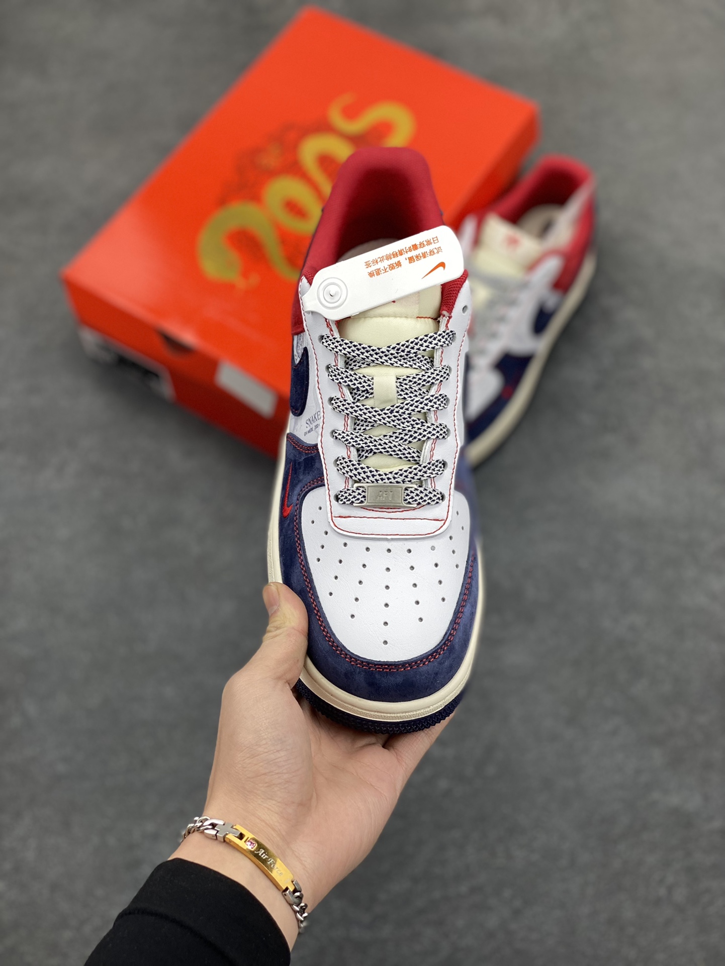 图片[2]-蛇年🐍限量发售！NIke Air Force 1 \’07 Low#蛇年先行者 “蓝红高奢蛇年定制 空军一号 低帮 运动鞋 休闲鞋 折边针车 工艺难度大 原楦头原纸板 原装鞋盒 定制五金配件 内置全掌气垫 原厂鞋底 货号：HD2258-012 尺码：36 36.5 37.5 38 38.5 39 40 40.5 41 42 42.5 43 44 44.5 45-选品中心