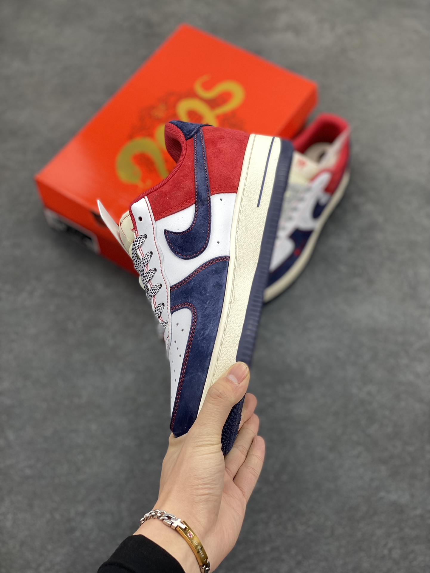 图片[3]-蛇年🐍限量发售！NIke Air Force 1 \’07 Low#蛇年先行者 “蓝红高奢蛇年定制 空军一号 低帮 运动鞋 休闲鞋 折边针车 工艺难度大 原楦头原纸板 原装鞋盒 定制五金配件 内置全掌气垫 原厂鞋底 货号：HD2258-012 尺码：36 36.5 37.5 38 38.5 39 40 40.5 41 42 42.5 43 44 44.5 45-选品中心