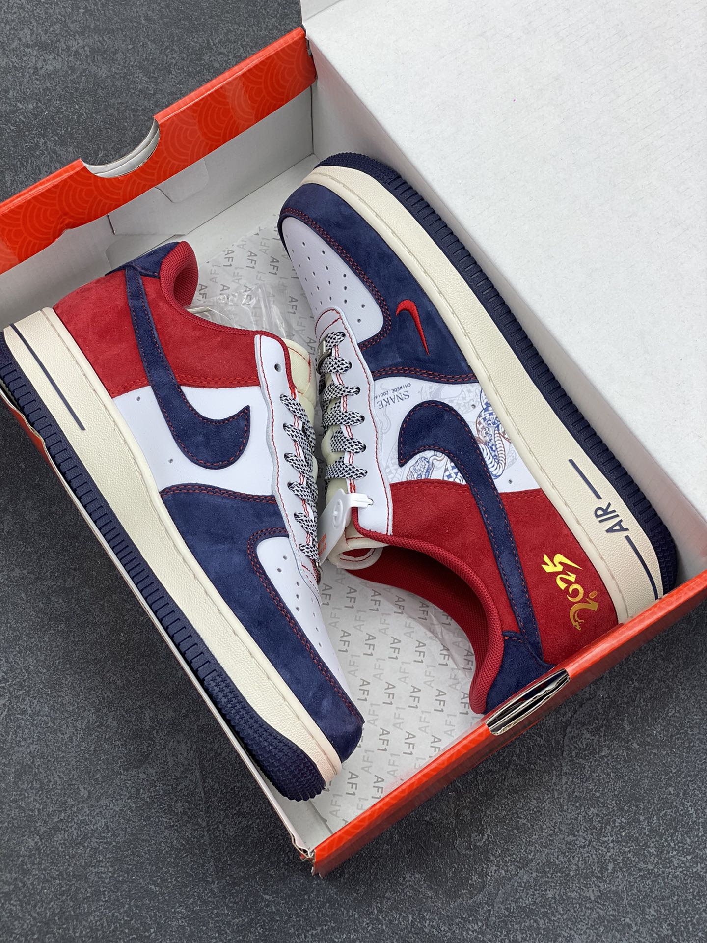 图片[9]-蛇年🐍限量发售！NIke Air Force 1 \’07 Low#蛇年先行者 “蓝红高奢蛇年定制 空军一号 低帮 运动鞋 休闲鞋 折边针车 工艺难度大 原楦头原纸板 原装鞋盒 定制五金配件 内置全掌气垫 原厂鞋底 货号：HD2258-012 尺码：36 36.5 37.5 38 38.5 39 40 40.5 41 42 42.5 43 44 44.5 45-选品中心