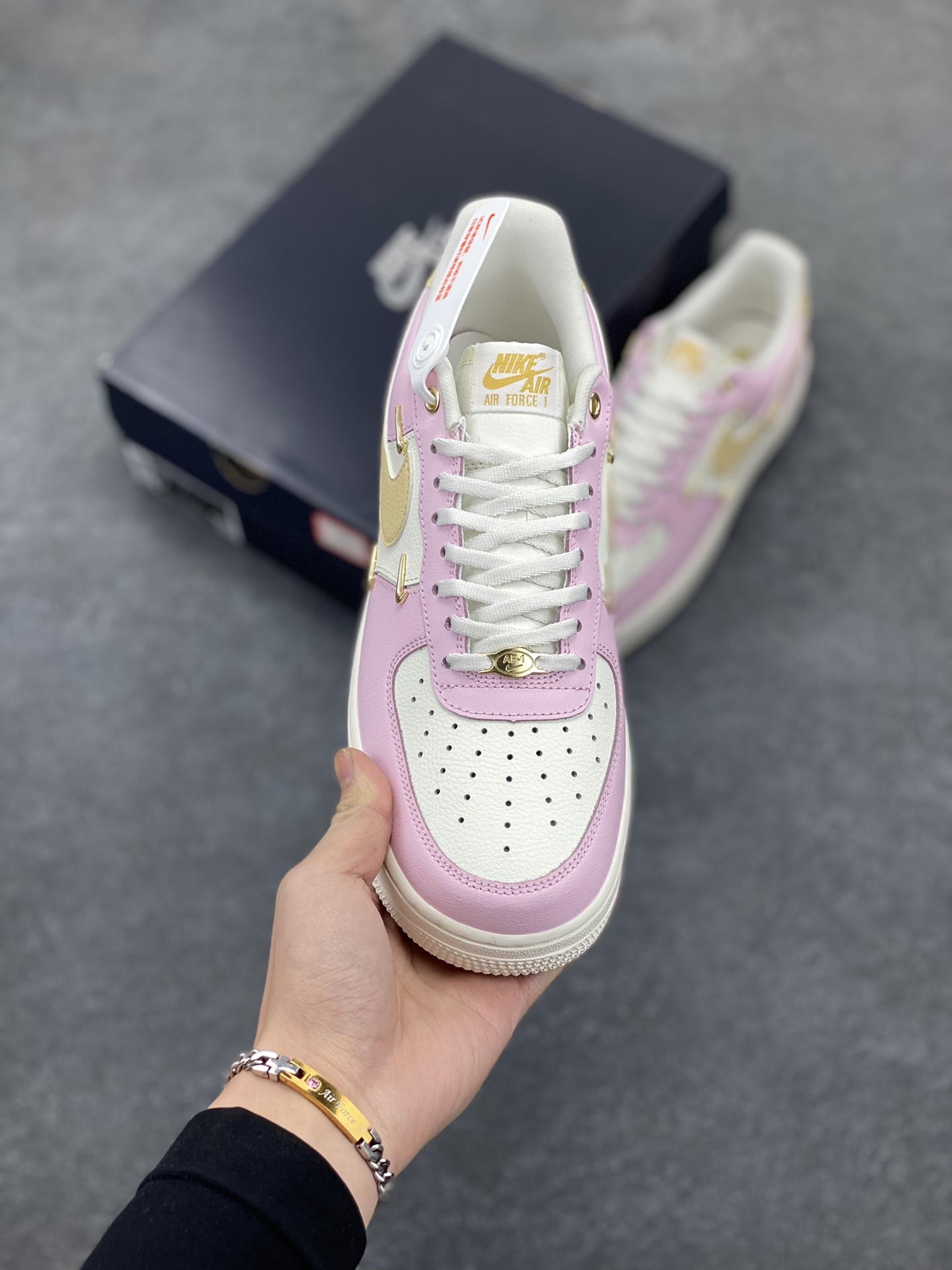 图片[2]-Air Force 1\’ 07 粉金 原楦头原纸板 打造纯正空军版型 专注外贸渠道 全掌内置蜂窝气垫 #原盒配件 原厂中底钢印、拉帮完美 货号：IB2574-600 尺码：35.5 36 36.5 37.5 38 38.5 39 40 40.5 41 42 42.5 43 44 44.5 45-选品中心