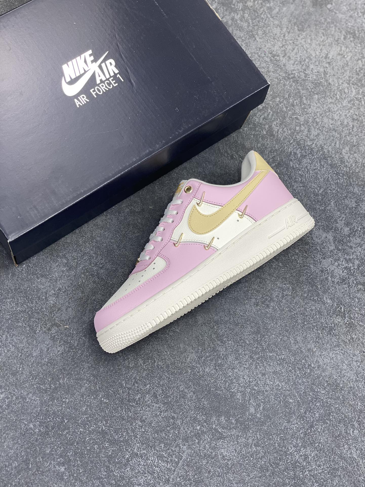 图片[7]-Air Force 1\’ 07 粉金 原楦头原纸板 打造纯正空军版型 专注外贸渠道 全掌内置蜂窝气垫 #原盒配件 原厂中底钢印、拉帮完美 货号：IB2574-600 尺码：35.5 36 36.5 37.5 38 38.5 39 40 40.5 41 42 42.5 43 44 44.5 45-选品中心