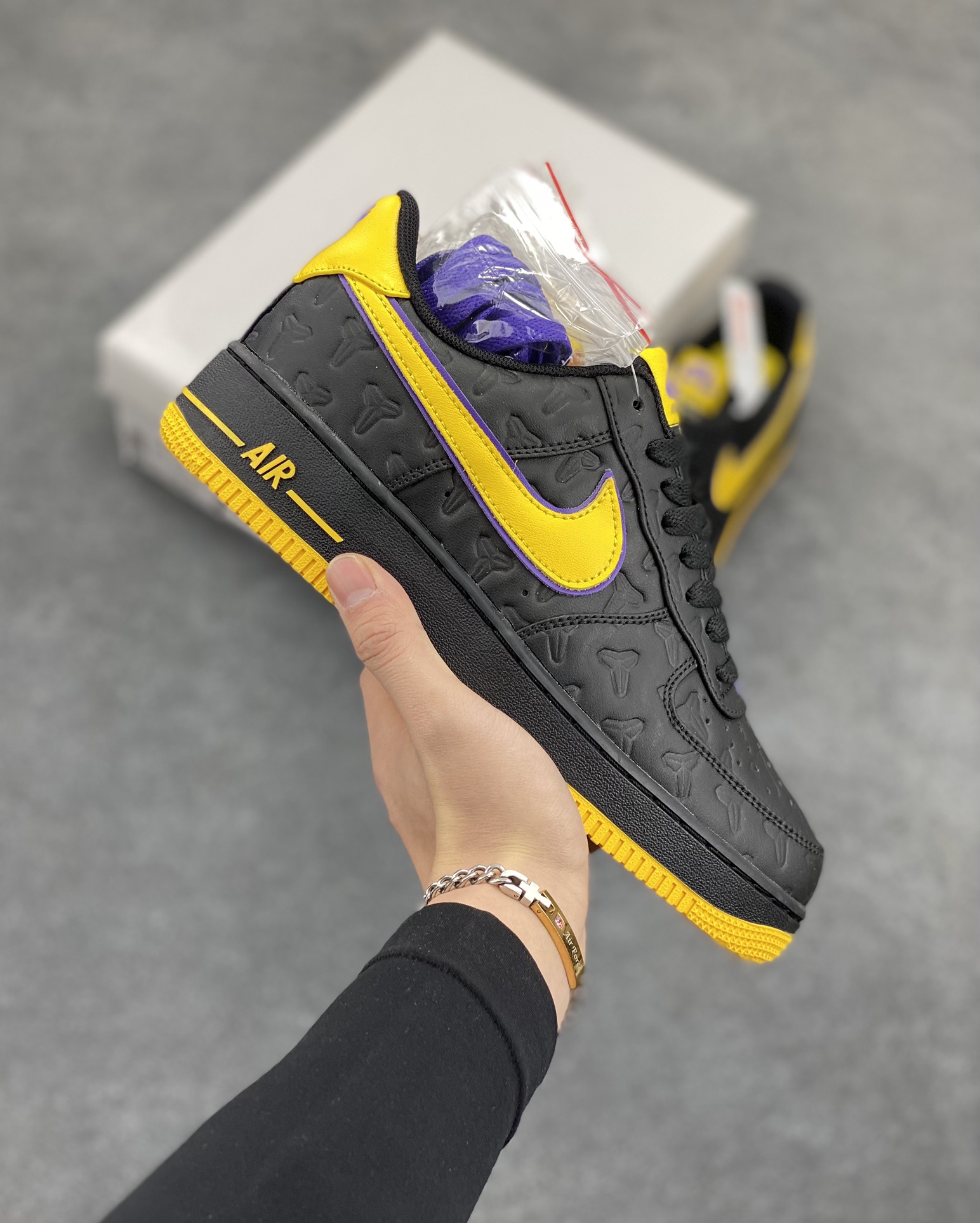 Nk Air Force 1\’07 Low 致敬曼巴 空军一号低帮休闲板鞋 原楦头原纸板 打造纯正空军版型#专注外贸渠道 全掌内置蜂窝气垫 #原盒配件 原厂中底钢印、拉帮完美 货号：HV5122-001 尺码：36 36.5 37.5 38 38.5 39 40 40.5 41 42 42.5 43 44 44.5 45-选品中心