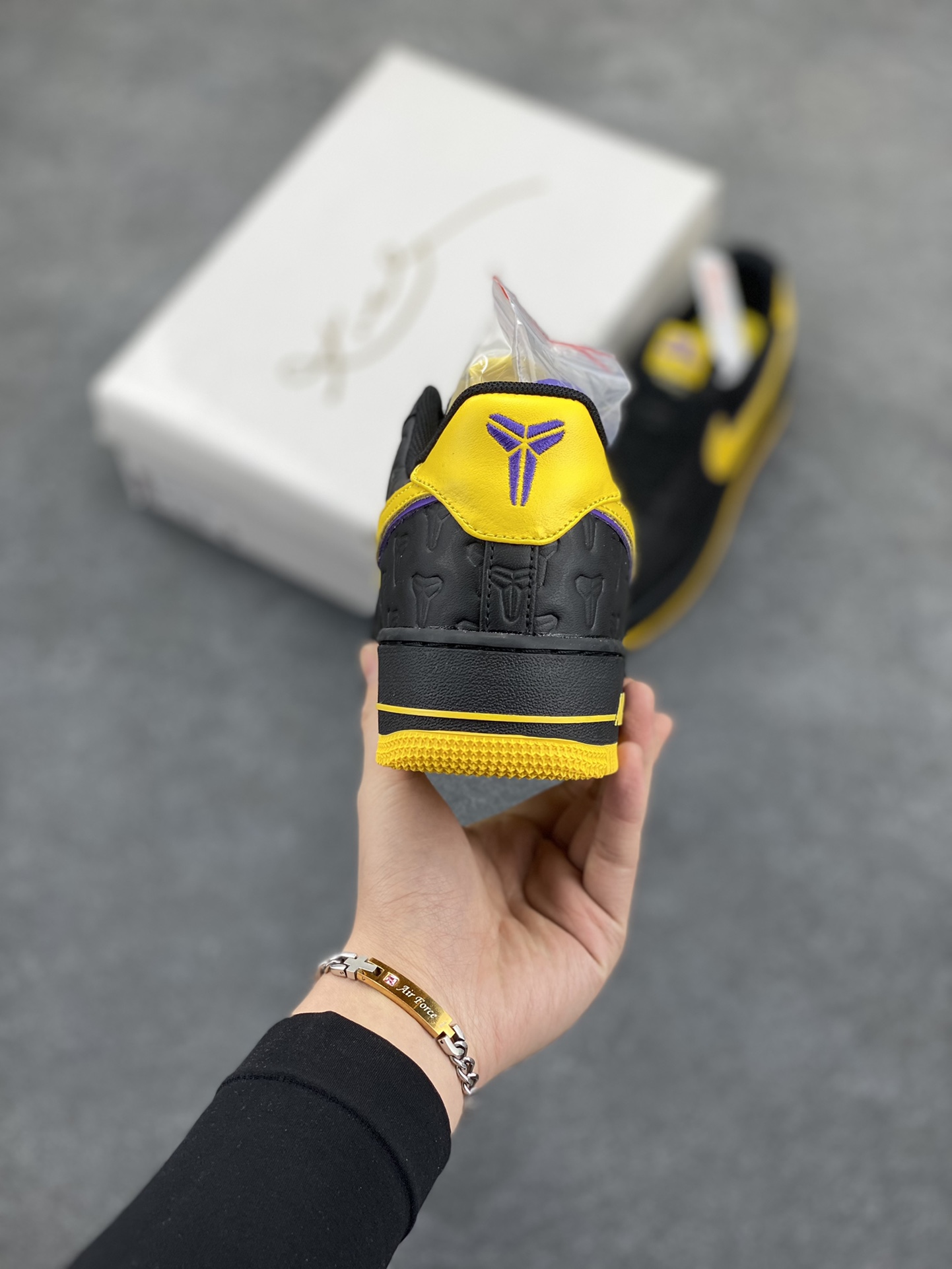 图片[4]-Nk Air Force 1\’07 Low 致敬曼巴 空军一号低帮休闲板鞋 原楦头原纸板 打造纯正空军版型#专注外贸渠道 全掌内置蜂窝气垫 #原盒配件 原厂中底钢印、拉帮完美 货号：HV5122-001 尺码：36 36.5 37.5 38 38.5 39 40 40.5 41 42 42.5 43 44 44.5 45-选品中心