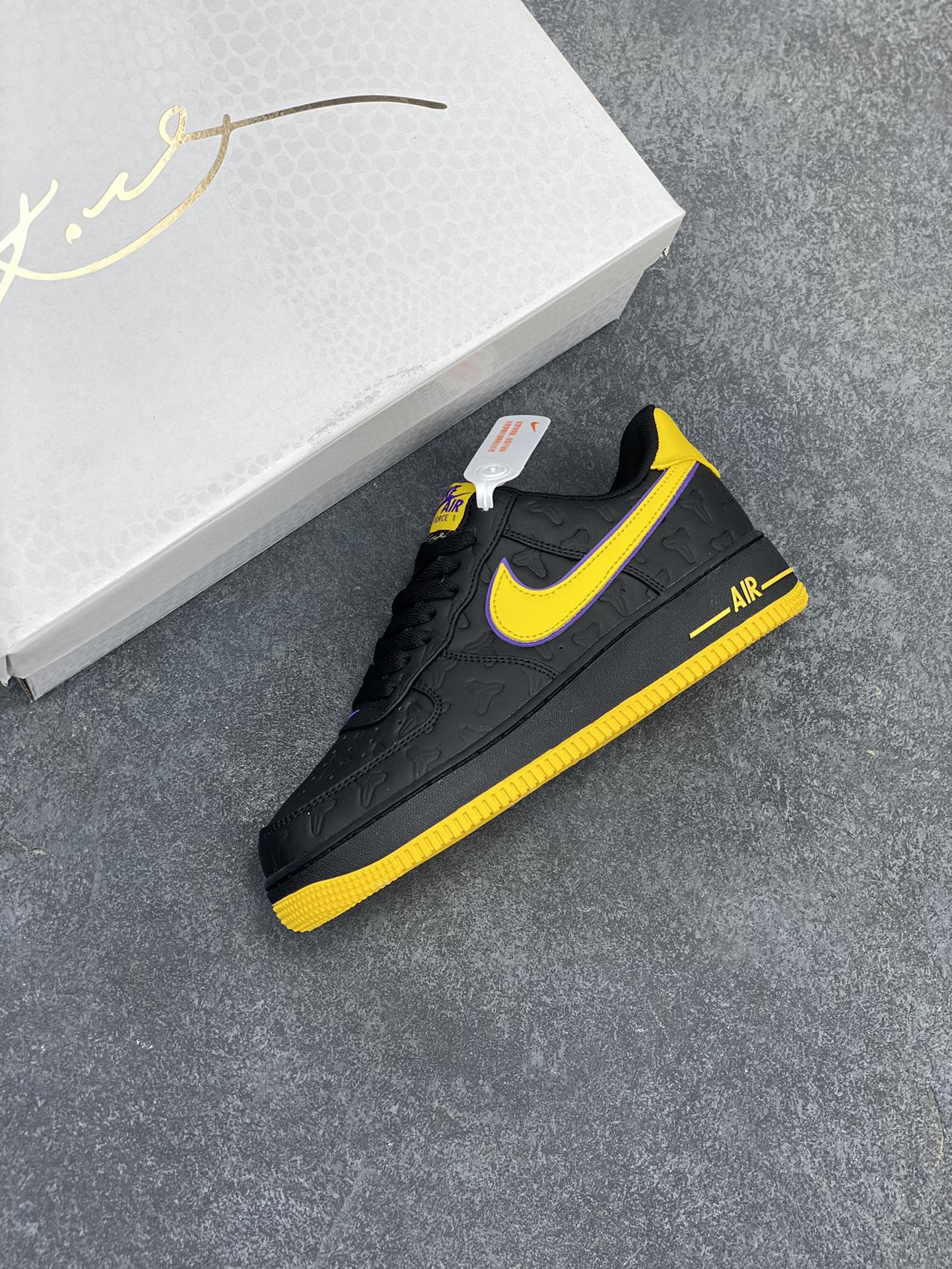 图片[7]-Nk Air Force 1\’07 Low 致敬曼巴 空军一号低帮休闲板鞋 原楦头原纸板 打造纯正空军版型#专注外贸渠道 全掌内置蜂窝气垫 #原盒配件 原厂中底钢印、拉帮完美 货号：HV5122-001 尺码：36 36.5 37.5 38 38.5 39 40 40.5 41 42 42.5 43 44 44.5 45-选品中心