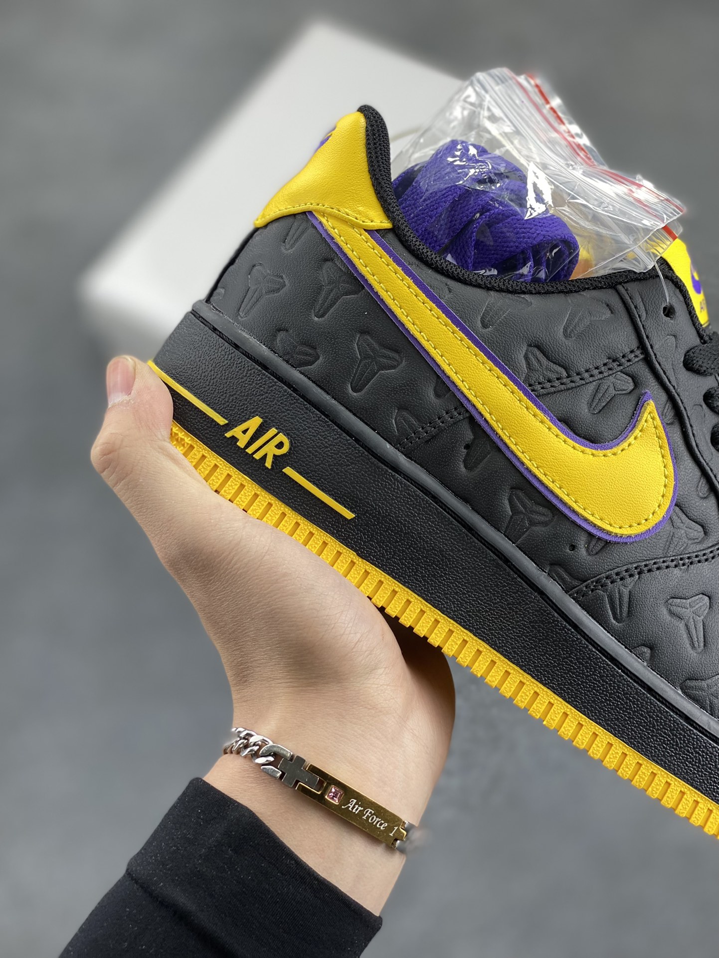 图片[6]-Nk Air Force 1\’07 Low 致敬曼巴 空军一号低帮休闲板鞋 原楦头原纸板 打造纯正空军版型#专注外贸渠道 全掌内置蜂窝气垫 #原盒配件 原厂中底钢印、拉帮完美 货号：HV5122-001 尺码：36 36.5 37.5 38 38.5 39 40 40.5 41 42 42.5 43 44 44.5 45-选品中心