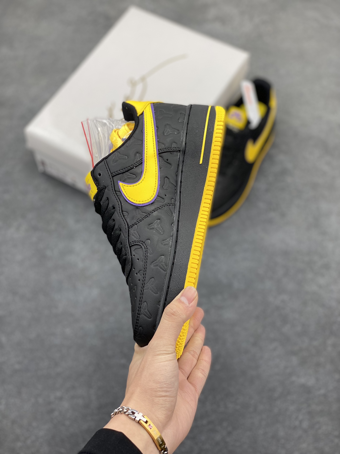 图片[3]-Nk Air Force 1\’07 Low 致敬曼巴 空军一号低帮休闲板鞋 原楦头原纸板 打造纯正空军版型#专注外贸渠道 全掌内置蜂窝气垫 #原盒配件 原厂中底钢印、拉帮完美 货号：HV5122-001 尺码：36 36.5 37.5 38 38.5 39 40 40.5 41 42 42.5 43 44 44.5 45-选品中心