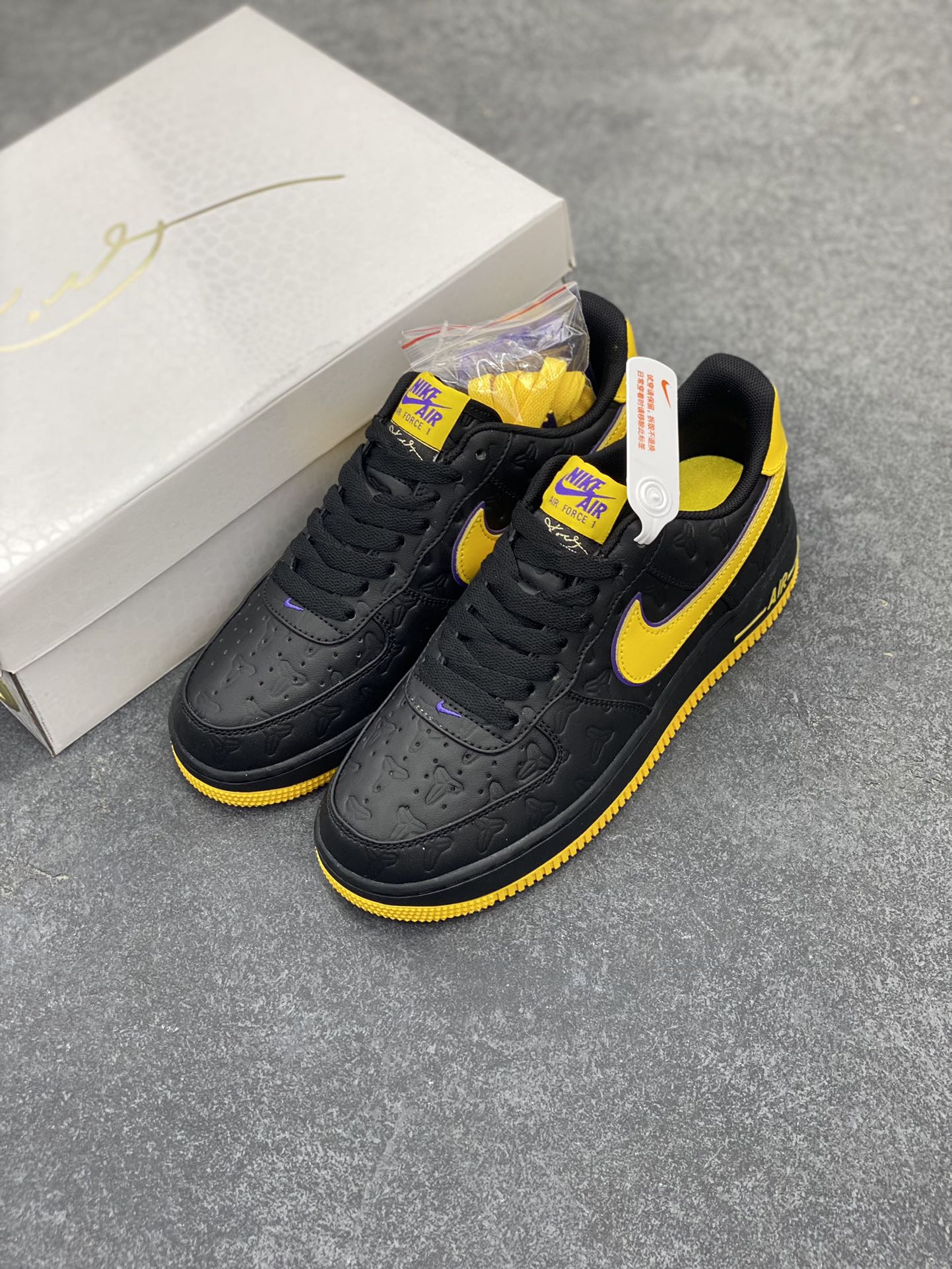 图片[8]-Nk Air Force 1\’07 Low 致敬曼巴 空军一号低帮休闲板鞋 原楦头原纸板 打造纯正空军版型#专注外贸渠道 全掌内置蜂窝气垫 #原盒配件 原厂中底钢印、拉帮完美 货号：HV5122-001 尺码：36 36.5 37.5 38 38.5 39 40 40.5 41 42 42.5 43 44 44.5 45-选品中心