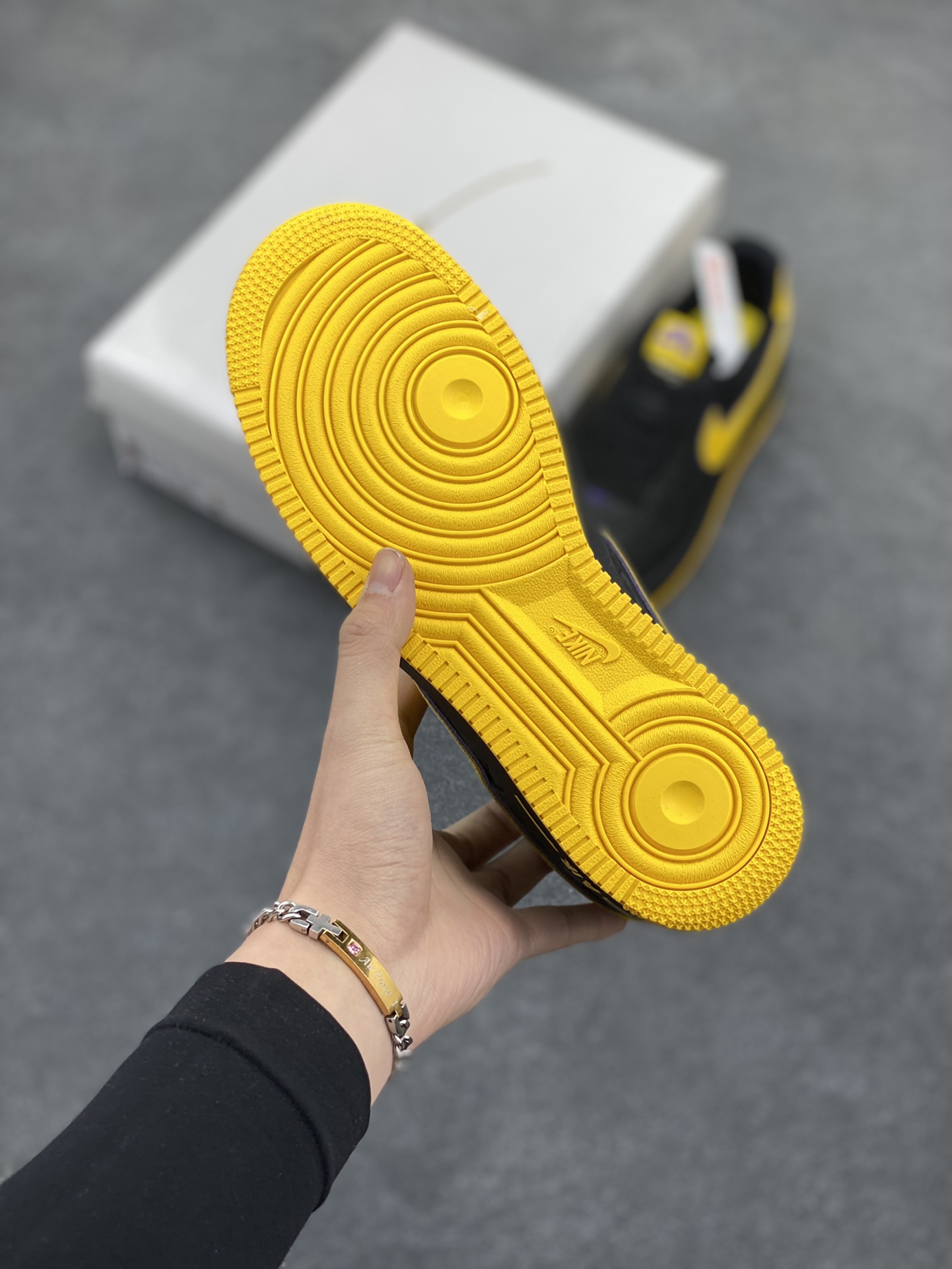 图片[5]-Nk Air Force 1\’07 Low 致敬曼巴 空军一号低帮休闲板鞋 原楦头原纸板 打造纯正空军版型#专注外贸渠道 全掌内置蜂窝气垫 #原盒配件 原厂中底钢印、拉帮完美 货号：HV5122-001 尺码：36 36.5 37.5 38 38.5 39 40 40.5 41 42 42.5 43 44 44.5 45-选品中心