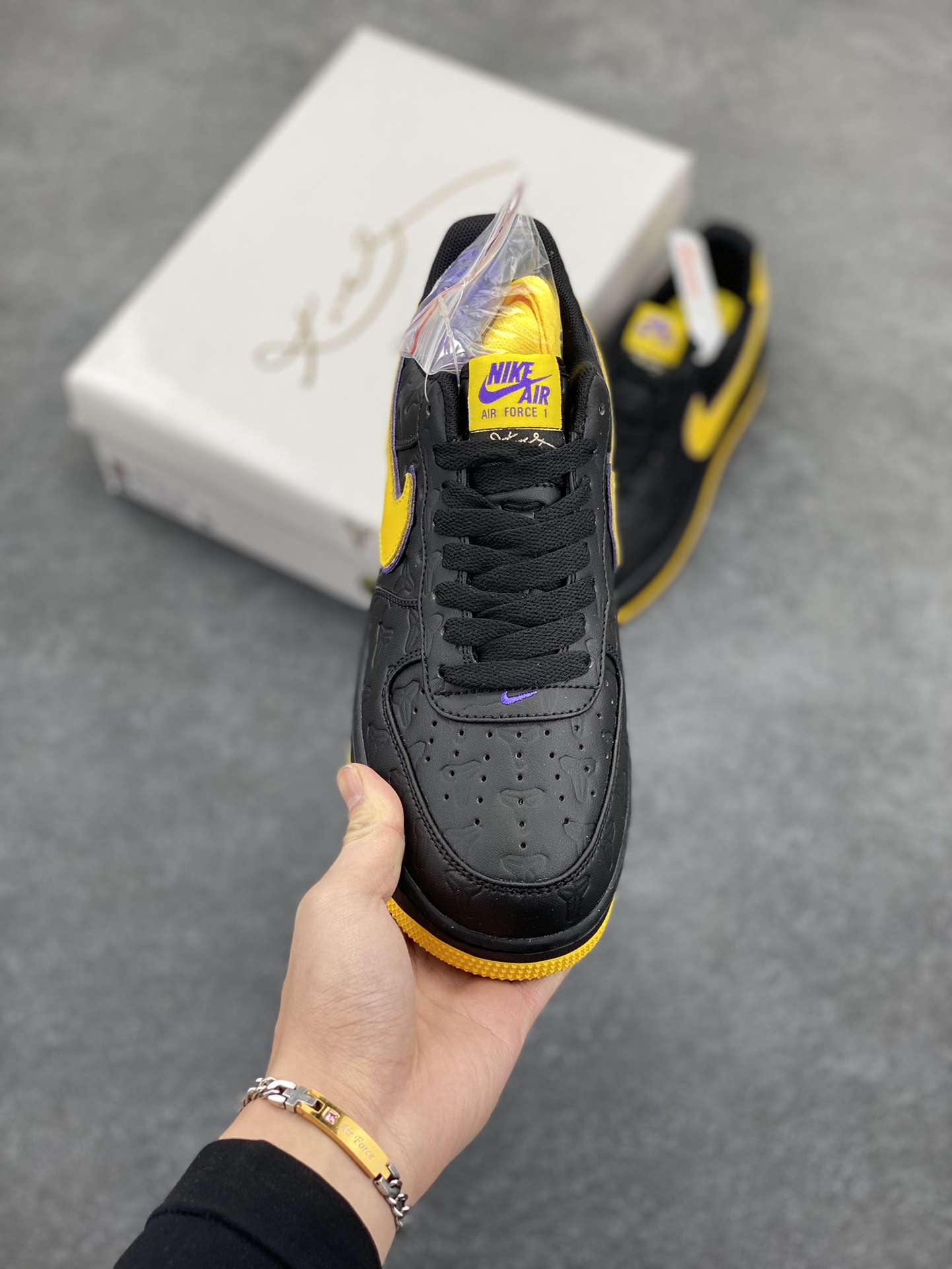 图片[2]-Nk Air Force 1\’07 Low 致敬曼巴 空军一号低帮休闲板鞋 原楦头原纸板 打造纯正空军版型#专注外贸渠道 全掌内置蜂窝气垫 #原盒配件 原厂中底钢印、拉帮完美 货号：HV5122-001 尺码：36 36.5 37.5 38 38.5 39 40 40.5 41 42 42.5 43 44 44.5 45-选品中心