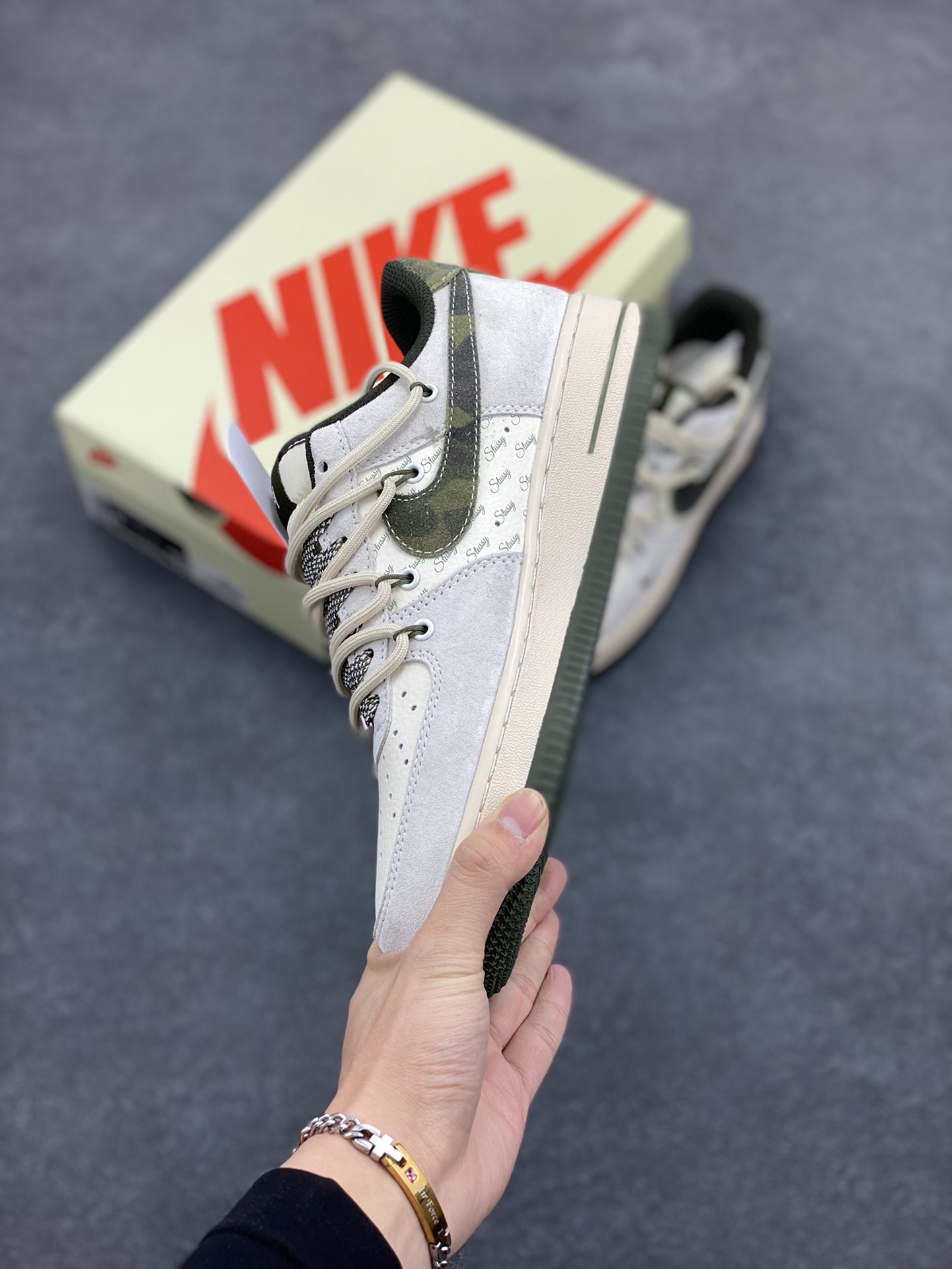 图片[3]-NIke Air Force 1 \’07 Low “斯图西联名–迷彩勾抽绳”空军一号 低帮 运动鞋 休闲鞋 折边针车 工艺难度大 原楦头原纸板 原装鞋盒 定制五金配件 内置全掌气垫 原厂鞋底 货号：DM6688-014 尺码：36 36.5 37.5 38 38.5 39 40 40.5 41 42 42.5 43 44 44.5 45-选品中心