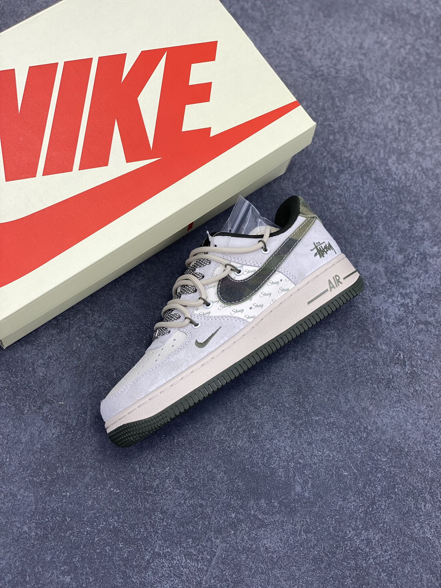 图片[7]-NIke Air Force 1 \’07 Low “斯图西联名–迷彩勾抽绳”空军一号 低帮 运动鞋 休闲鞋 折边针车 工艺难度大 原楦头原纸板 原装鞋盒 定制五金配件 内置全掌气垫 原厂鞋底 货号：DM6688-014 尺码：36 36.5 37.5 38 38.5 39 40 40.5 41 42 42.5 43 44 44.5 45-选品中心