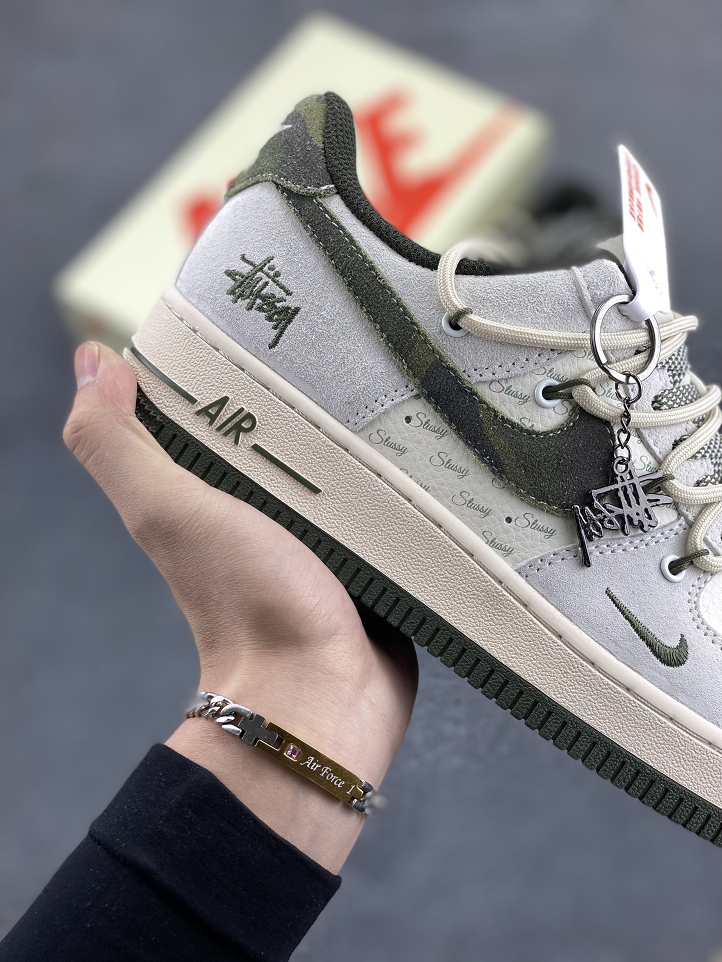 图片[6]-NIke Air Force 1 \’07 Low “斯图西联名–迷彩勾抽绳”空军一号 低帮 运动鞋 休闲鞋 折边针车 工艺难度大 原楦头原纸板 原装鞋盒 定制五金配件 内置全掌气垫 原厂鞋底 货号：DM6688-014 尺码：36 36.5 37.5 38 38.5 39 40 40.5 41 42 42.5 43 44 44.5 45-选品中心