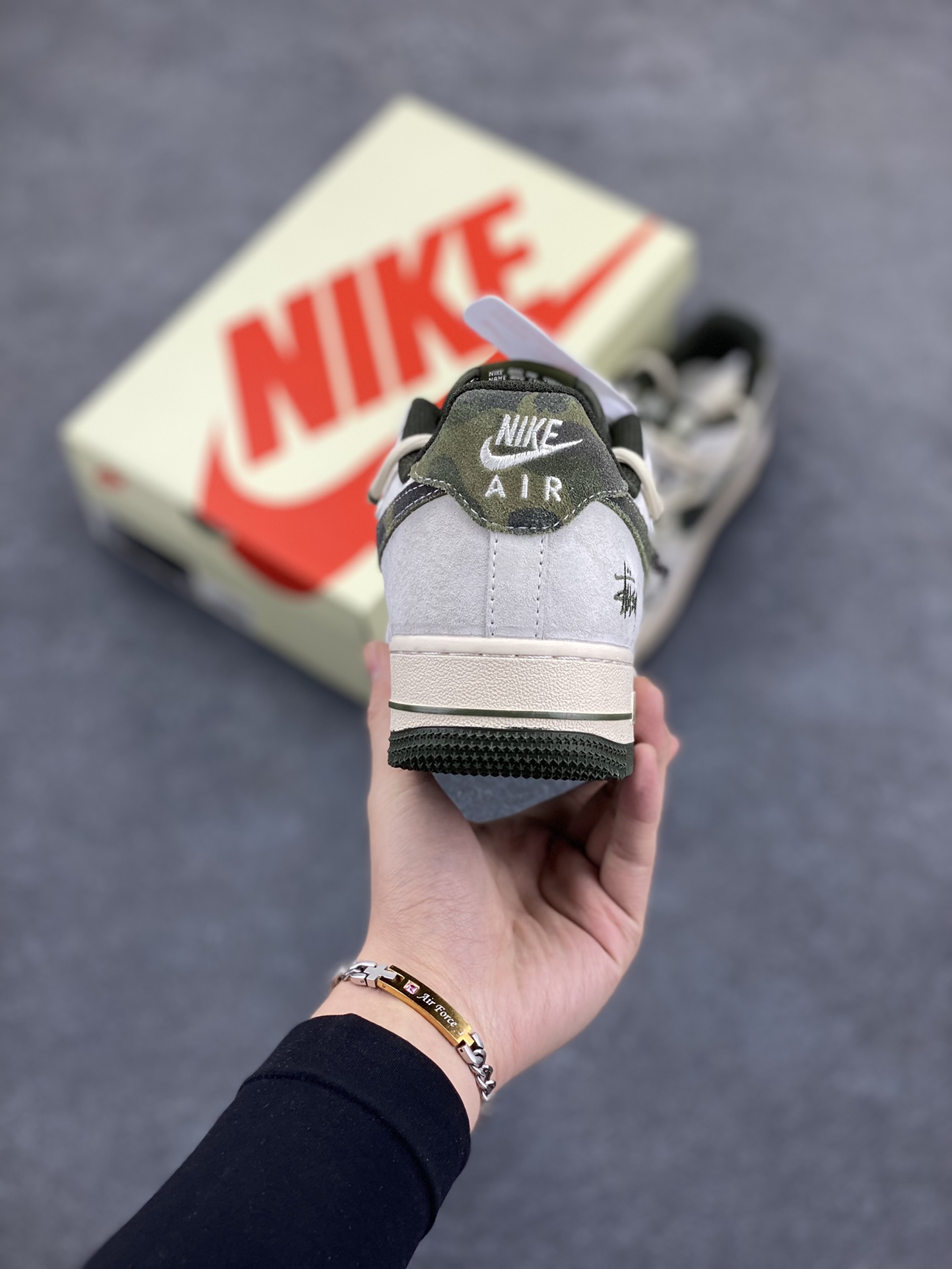 图片[4]-NIke Air Force 1 \’07 Low “斯图西联名–迷彩勾抽绳”空军一号 低帮 运动鞋 休闲鞋 折边针车 工艺难度大 原楦头原纸板 原装鞋盒 定制五金配件 内置全掌气垫 原厂鞋底 货号：DM6688-014 尺码：36 36.5 37.5 38 38.5 39 40 40.5 41 42 42.5 43 44 44.5 45-选品中心