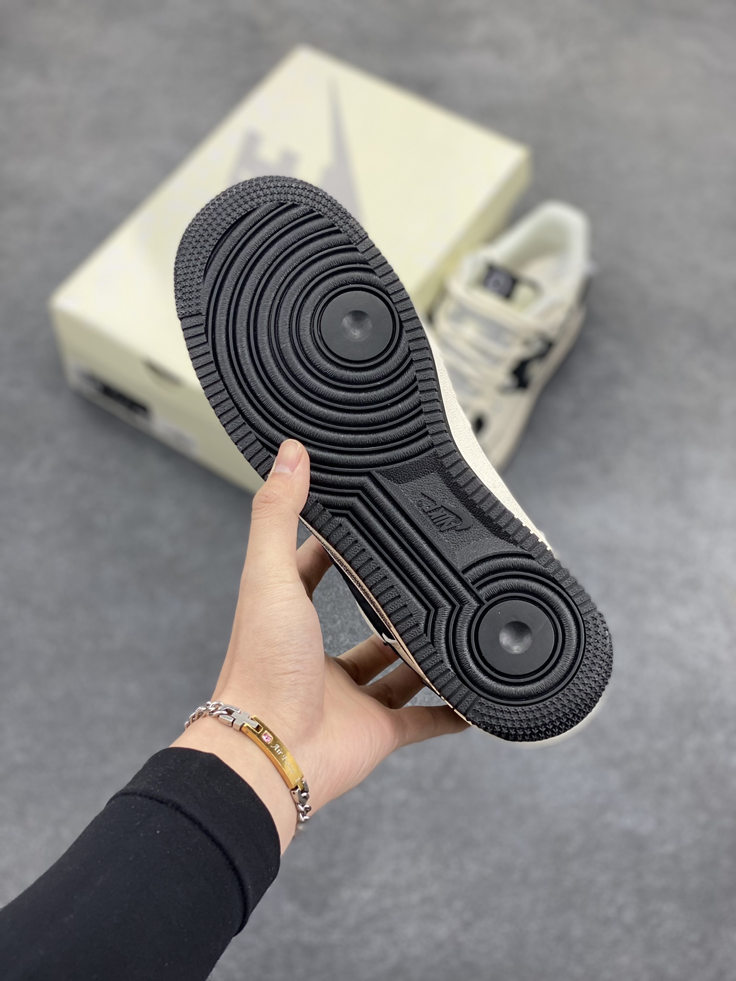 图片[5]-NIke Air Force 1 \’07 Low “权志龙联名–雏菊涂鸦抽绳”空军一号 低帮 运动鞋 休闲鞋 折边针车 工艺难度大 原楦头原纸板 原装鞋盒 定制五金配件 内置全掌气垫 原厂鞋底 货号：DM6688-011 尺码：36 36.5 37.5 38 38.5 39 40 40.5 41 42 42.5 43 44 44.5 45-选品中心