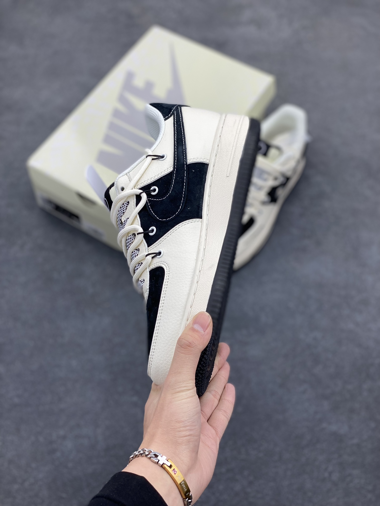 图片[3]-NIke Air Force 1 \’07 Low “权志龙联名–雏菊涂鸦抽绳”空军一号 低帮 运动鞋 休闲鞋 折边针车 工艺难度大 原楦头原纸板 原装鞋盒 定制五金配件 内置全掌气垫 原厂鞋底 货号：DM6688-011 尺码：36 36.5 37.5 38 38.5 39 40 40.5 41 42 42.5 43 44 44.5 45-选品中心