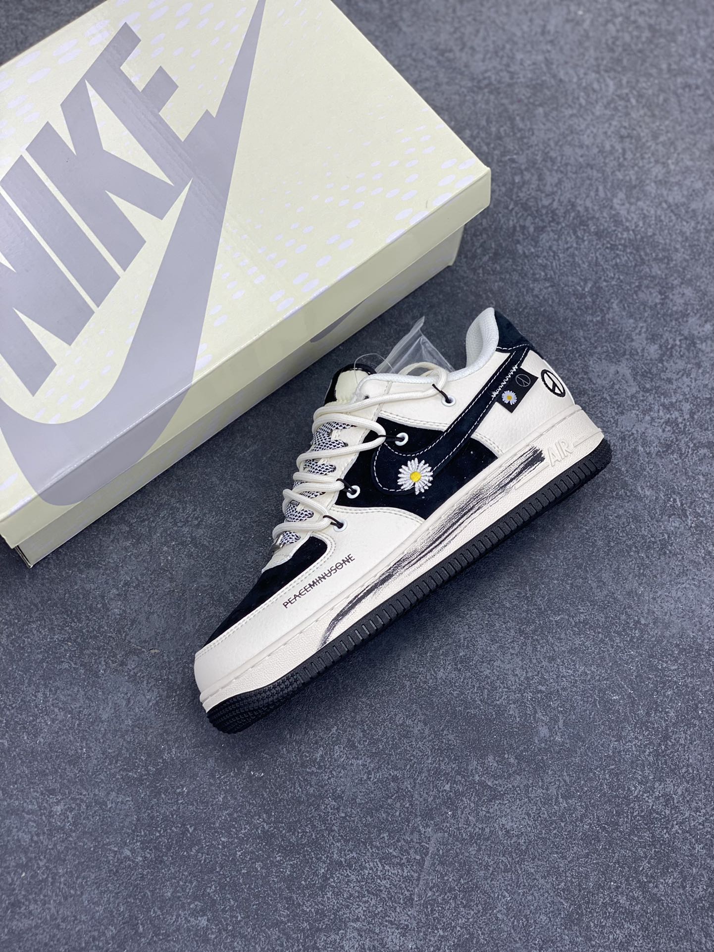 图片[7]-NIke Air Force 1 \’07 Low “权志龙联名–雏菊涂鸦抽绳”空军一号 低帮 运动鞋 休闲鞋 折边针车 工艺难度大 原楦头原纸板 原装鞋盒 定制五金配件 内置全掌气垫 原厂鞋底 货号：DM6688-011 尺码：36 36.5 37.5 38 38.5 39 40 40.5 41 42 42.5 43 44 44.5 45-选品中心