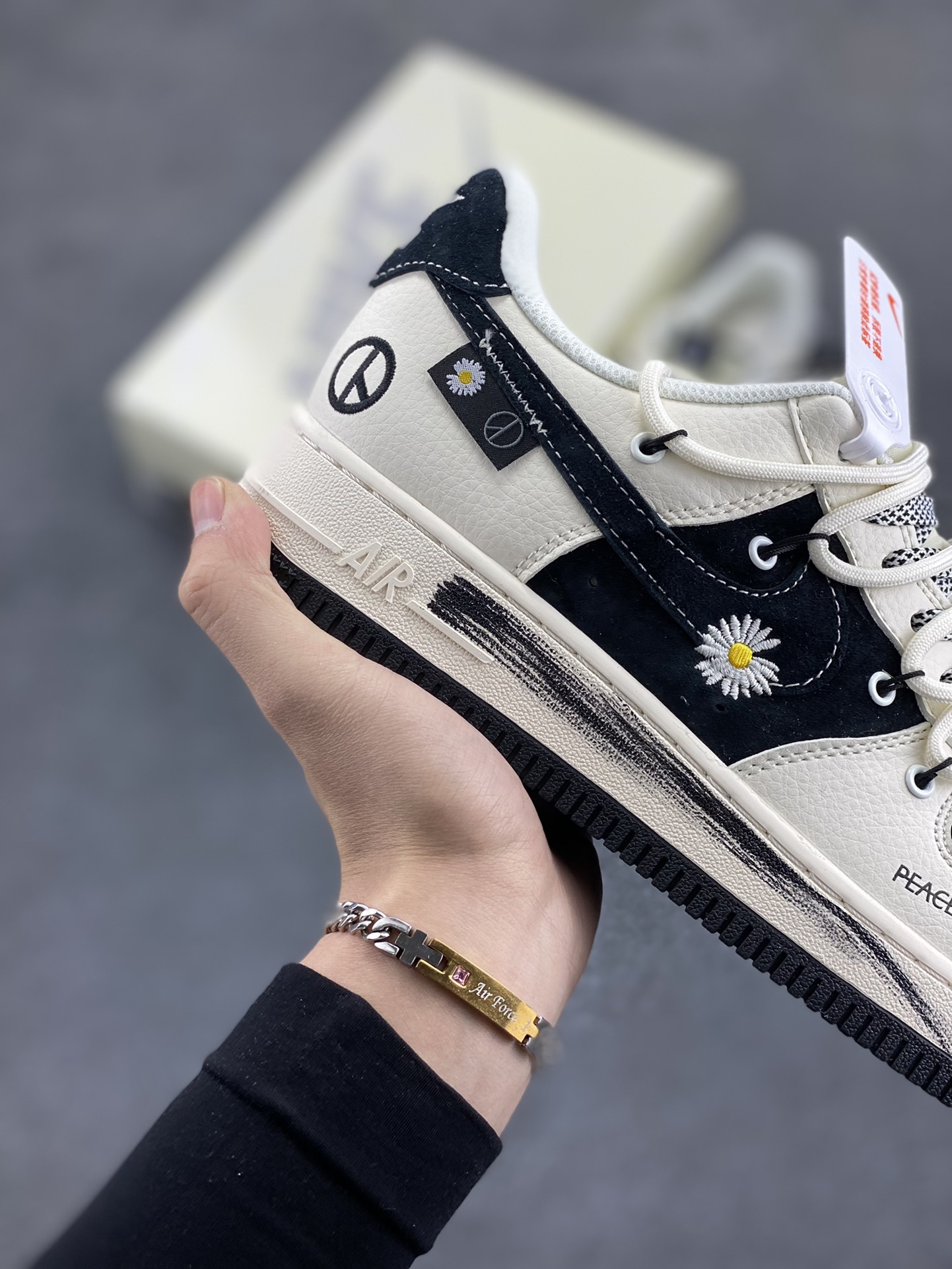 图片[6]-NIke Air Force 1 \’07 Low “权志龙联名–雏菊涂鸦抽绳”空军一号 低帮 运动鞋 休闲鞋 折边针车 工艺难度大 原楦头原纸板 原装鞋盒 定制五金配件 内置全掌气垫 原厂鞋底 货号：DM6688-011 尺码：36 36.5 37.5 38 38.5 39 40 40.5 41 42 42.5 43 44 44.5 45-选品中心