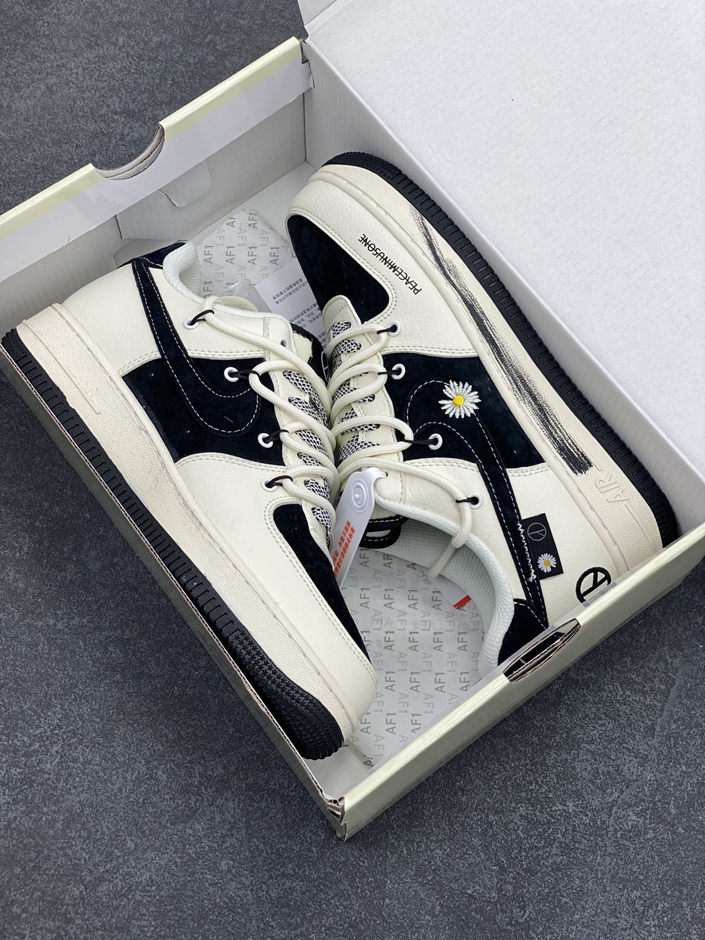 图片[9]-NIke Air Force 1 \’07 Low “权志龙联名–雏菊涂鸦抽绳”空军一号 低帮 运动鞋 休闲鞋 折边针车 工艺难度大 原楦头原纸板 原装鞋盒 定制五金配件 内置全掌气垫 原厂鞋底 货号：DM6688-011 尺码：36 36.5 37.5 38 38.5 39 40 40.5 41 42 42.5 43 44 44.5 45-选品中心