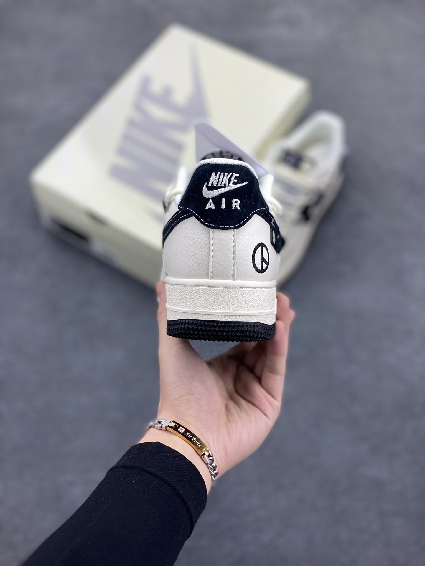 图片[4]-NIke Air Force 1 \’07 Low “权志龙联名–雏菊涂鸦抽绳”空军一号 低帮 运动鞋 休闲鞋 折边针车 工艺难度大 原楦头原纸板 原装鞋盒 定制五金配件 内置全掌气垫 原厂鞋底 货号：DM6688-011 尺码：36 36.5 37.5 38 38.5 39 40 40.5 41 42 42.5 43 44 44.5 45-选品中心