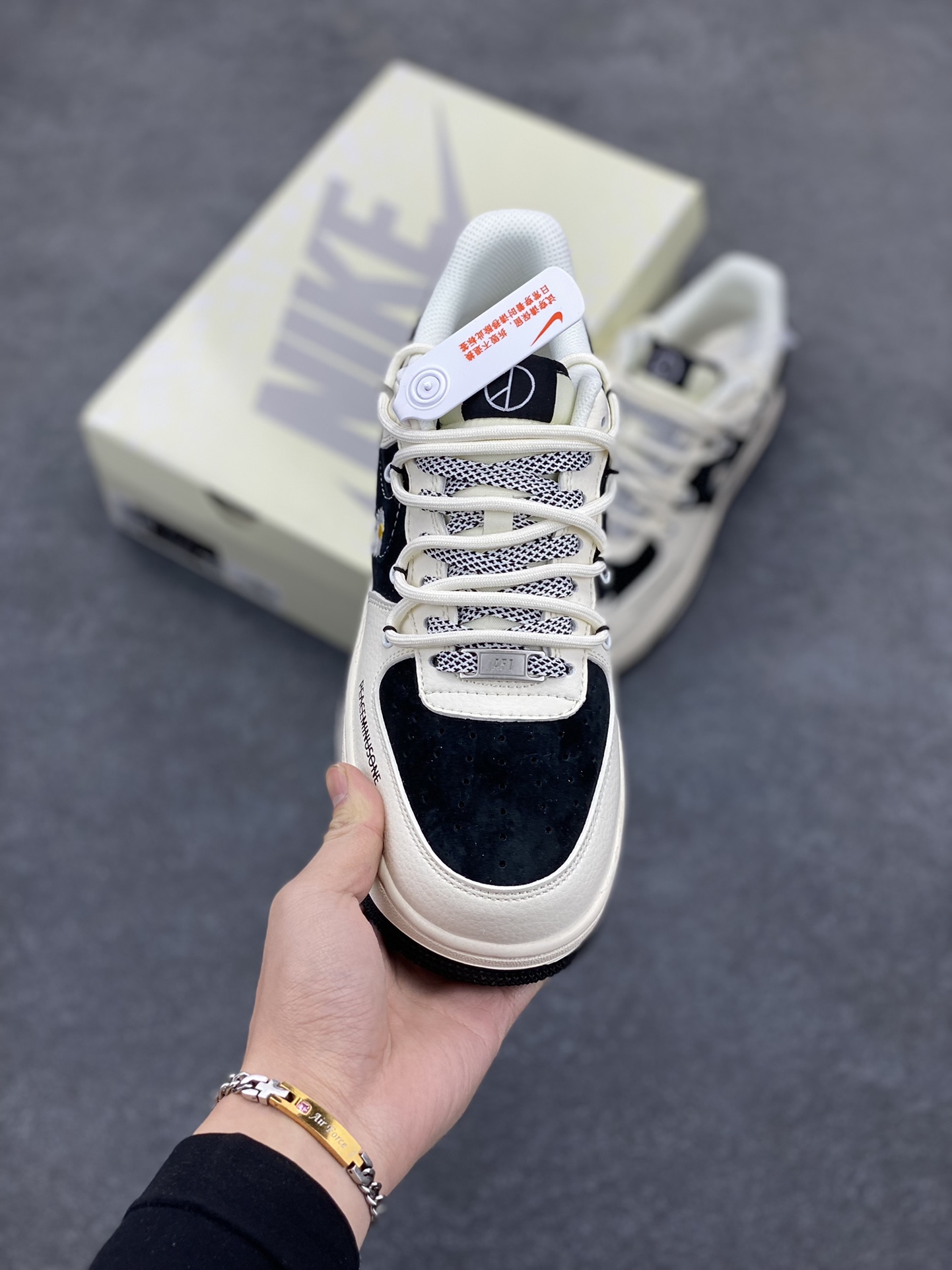 图片[2]-NIke Air Force 1 \’07 Low “权志龙联名–雏菊涂鸦抽绳”空军一号 低帮 运动鞋 休闲鞋 折边针车 工艺难度大 原楦头原纸板 原装鞋盒 定制五金配件 内置全掌气垫 原厂鞋底 货号：DM6688-011 尺码：36 36.5 37.5 38 38.5 39 40 40.5 41 42 42.5 43 44 44.5 45-选品中心