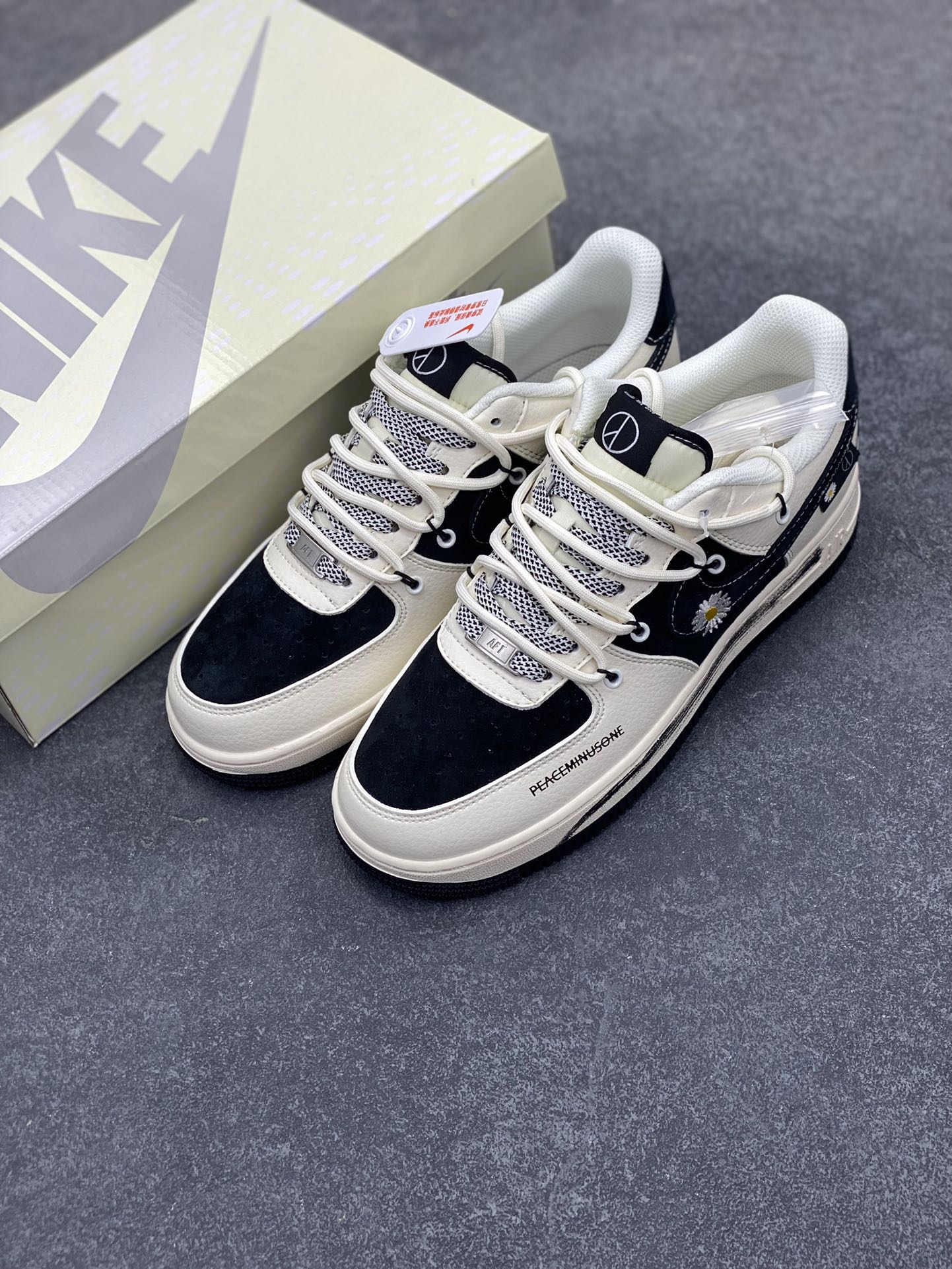 图片[8]-NIke Air Force 1 \’07 Low “权志龙联名–雏菊涂鸦抽绳”空军一号 低帮 运动鞋 休闲鞋 折边针车 工艺难度大 原楦头原纸板 原装鞋盒 定制五金配件 内置全掌气垫 原厂鞋底 货号：DM6688-011 尺码：36 36.5 37.5 38 38.5 39 40 40.5 41 42 42.5 43 44 44.5 45-选品中心