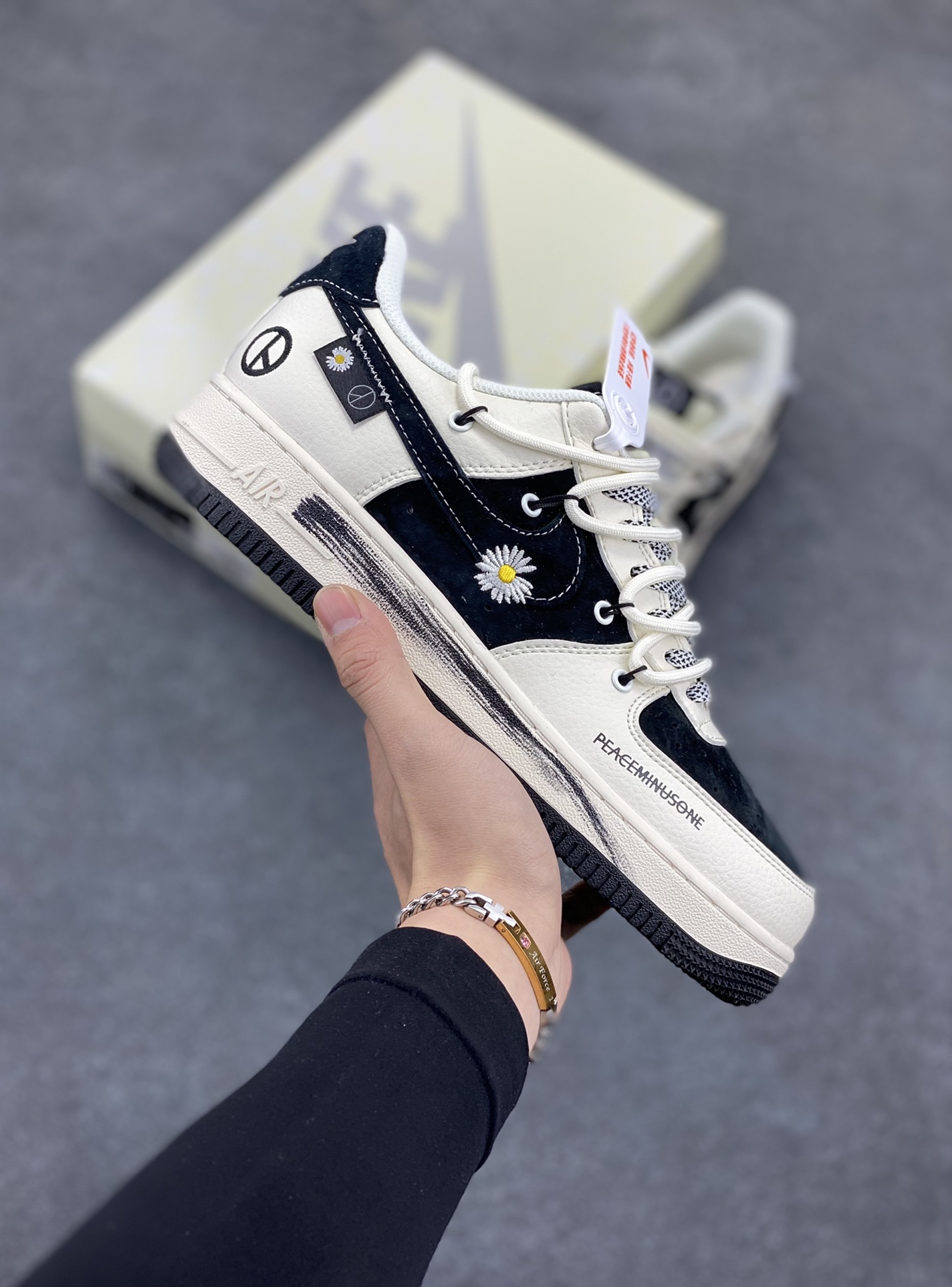 NIke Air Force 1 \’07 Low “权志龙联名–雏菊涂鸦抽绳”空军一号 低帮 运动鞋 休闲鞋 折边针车 工艺难度大 原楦头原纸板 原装鞋盒 定制五金配件 内置全掌气垫 原厂鞋底 货号:DM6688-011 尺码:36 36.5 37.5 38 38.5 39 40 40.5 41 42 42.5 43 44 44.5 45-选品中心