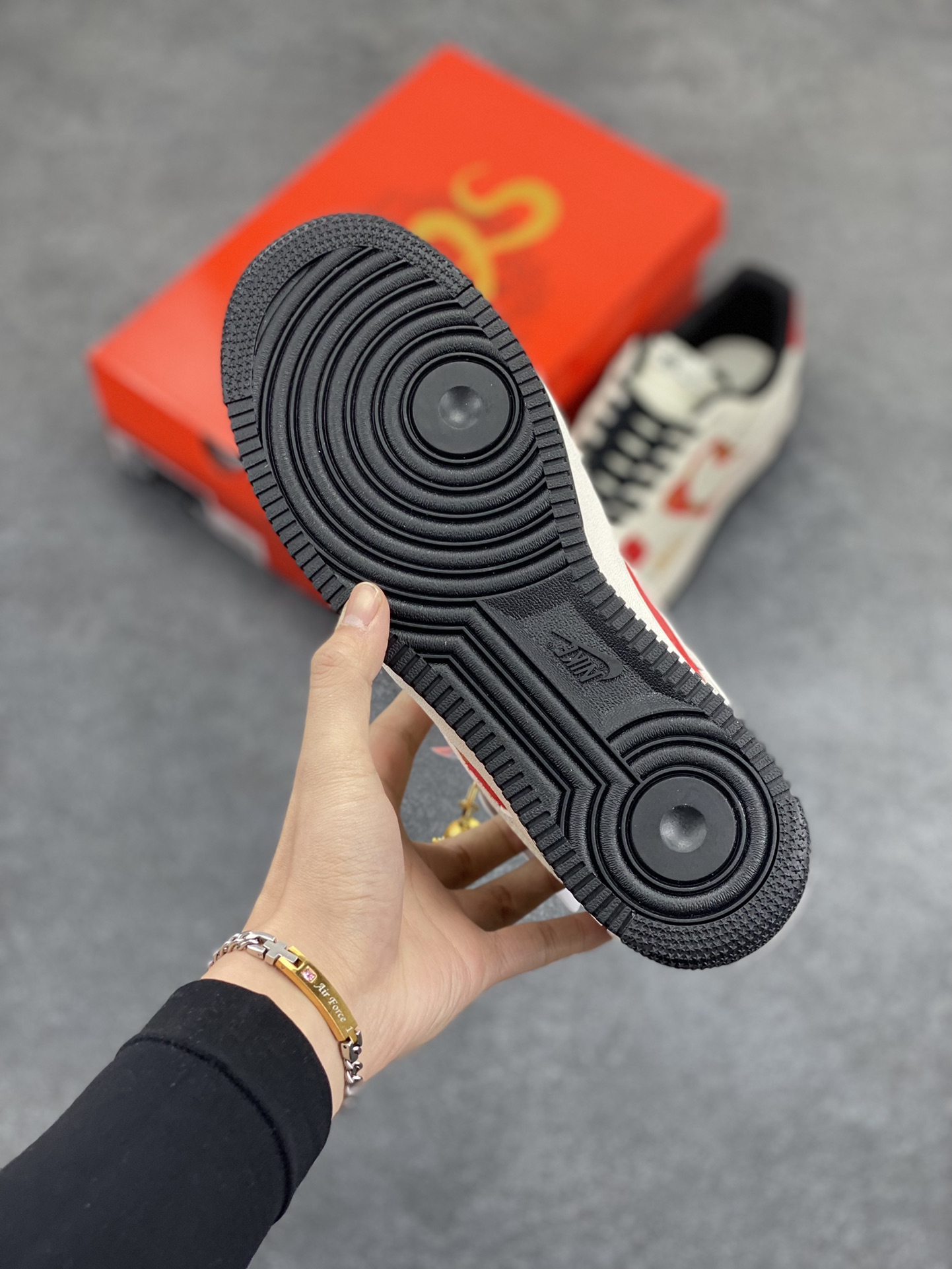 图片[5]-NIke Air Force 1 \’07 Low “北面联名蛇年限定–金蛇飞舞”空军一号 低帮 运动鞋 休闲鞋 折边针车 工艺难度大 原楦头原纸板 原装鞋盒 定制五金配件 内置全掌气垫 原厂鞋底 货号：DM6688-028 尺码：36 36.5 37.5 38 38.5 39 40 40.5 41 42 42.5 43 44 44.5 45-选品中心