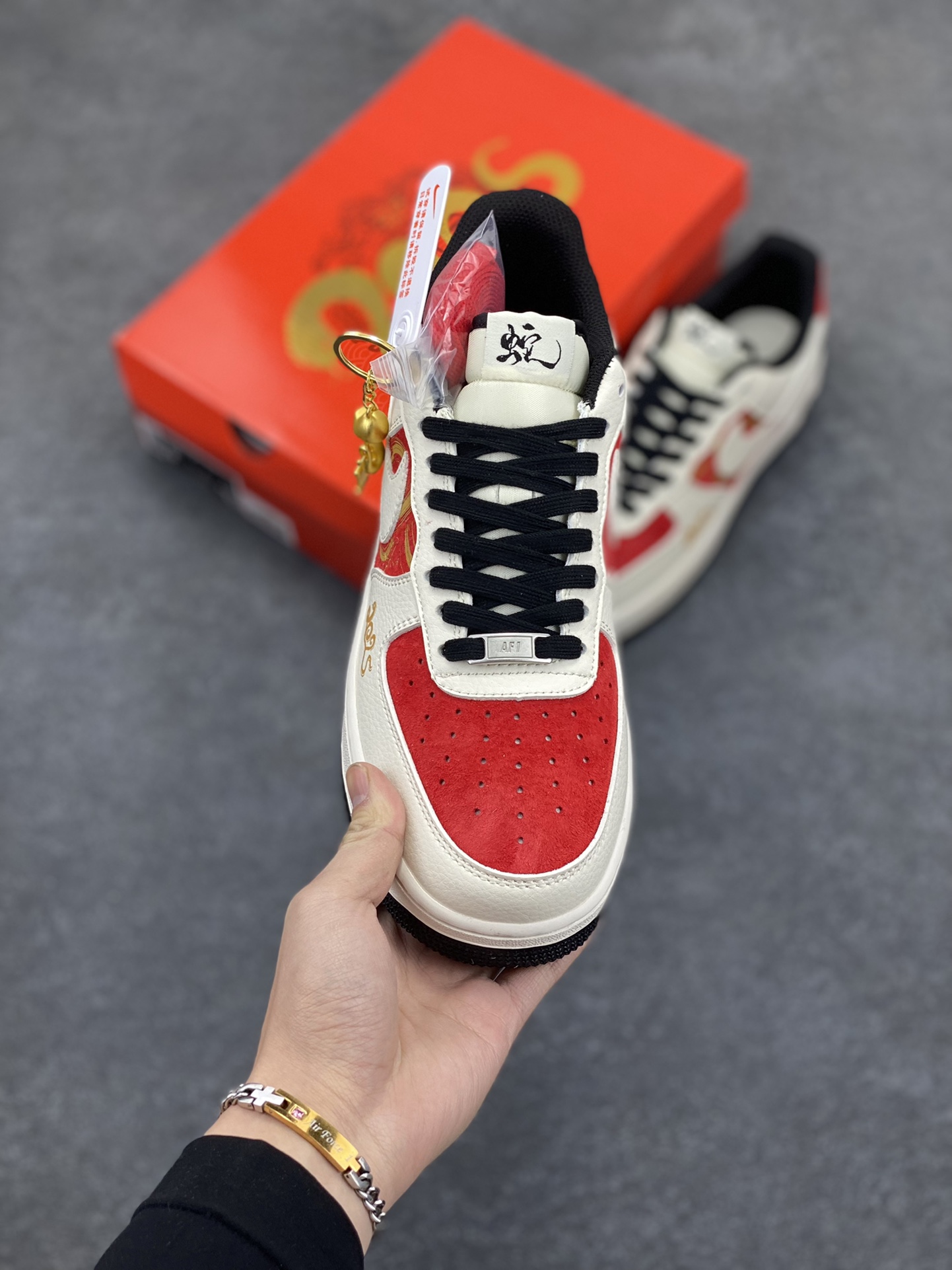 图片[2]-NIke Air Force 1 \’07 Low “北面联名蛇年限定–金蛇飞舞”空军一号 低帮 运动鞋 休闲鞋 折边针车 工艺难度大 原楦头原纸板 原装鞋盒 定制五金配件 内置全掌气垫 原厂鞋底 货号：DM6688-028 尺码：36 36.5 37.5 38 38.5 39 40 40.5 41 42 42.5 43 44 44.5 45-选品中心