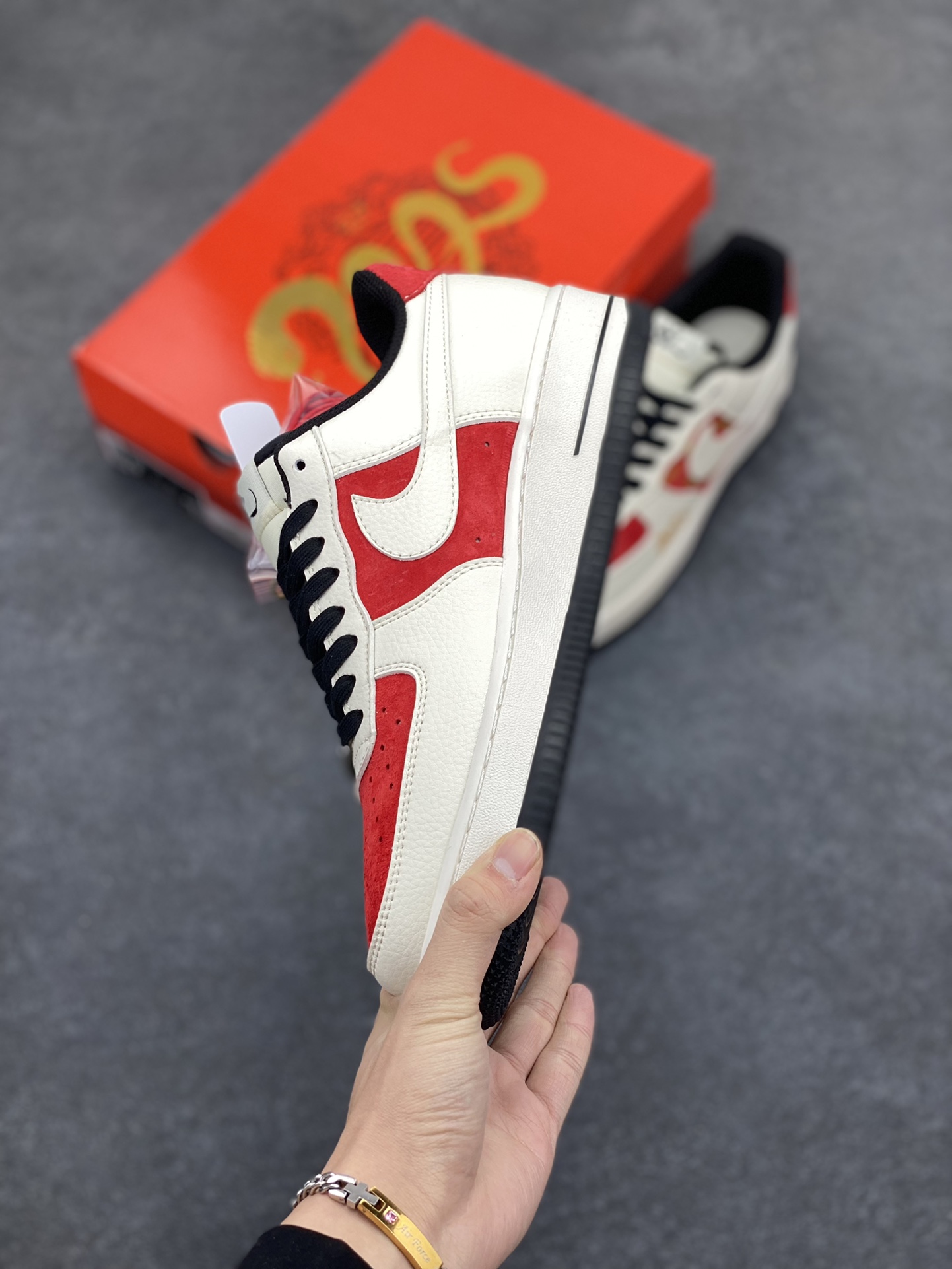 图片[3]-NIke Air Force 1 \’07 Low “北面联名蛇年限定–金蛇飞舞”空军一号 低帮 运动鞋 休闲鞋 折边针车 工艺难度大 原楦头原纸板 原装鞋盒 定制五金配件 内置全掌气垫 原厂鞋底 货号：DM6688-028 尺码：36 36.5 37.5 38 38.5 39 40 40.5 41 42 42.5 43 44 44.5 45-选品中心