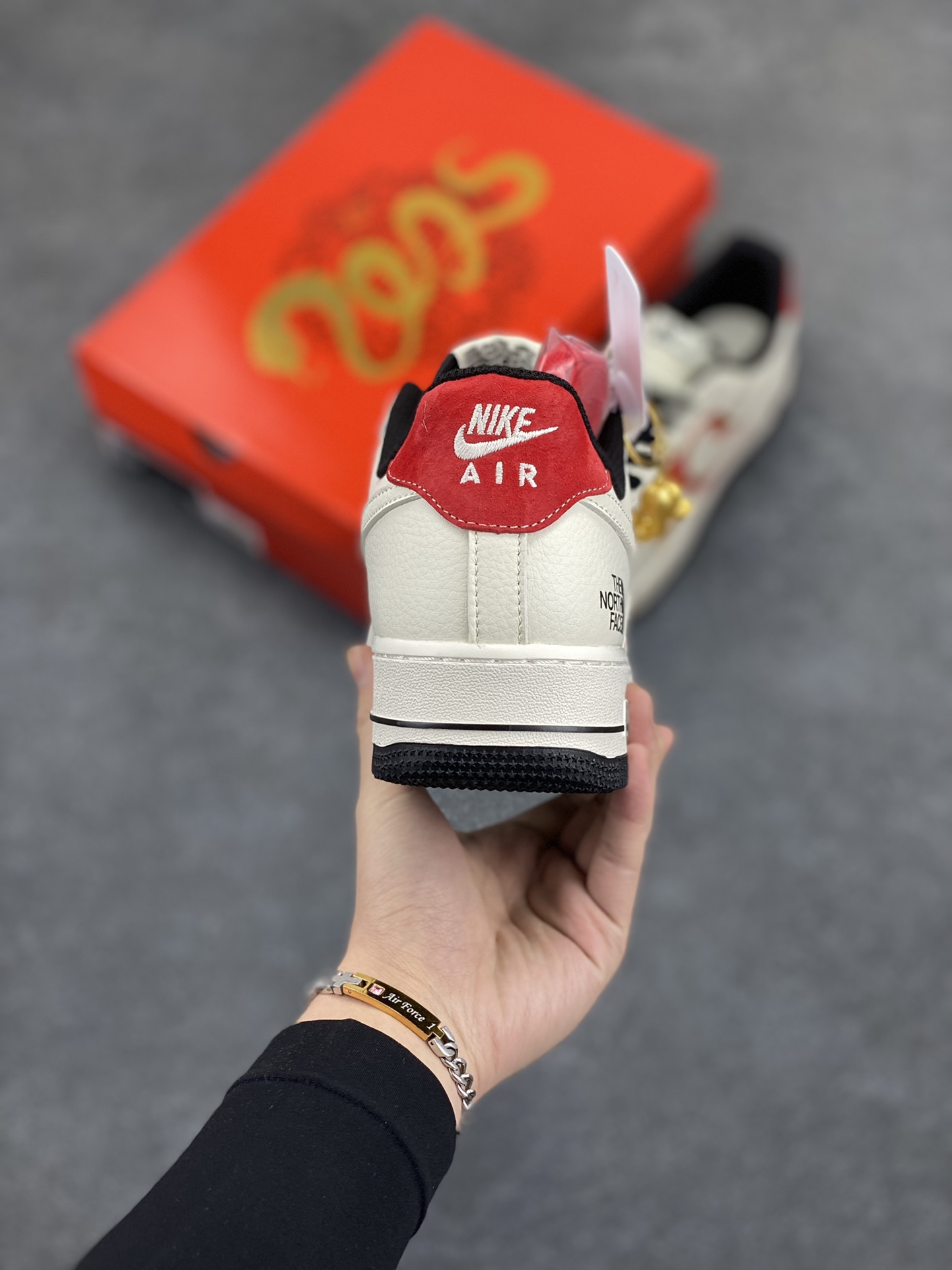 图片[4]-NIke Air Force 1 \’07 Low “北面联名蛇年限定–金蛇飞舞”空军一号 低帮 运动鞋 休闲鞋 折边针车 工艺难度大 原楦头原纸板 原装鞋盒 定制五金配件 内置全掌气垫 原厂鞋底 货号：DM6688-028 尺码：36 36.5 37.5 38 38.5 39 40 40.5 41 42 42.5 43 44 44.5 45-选品中心