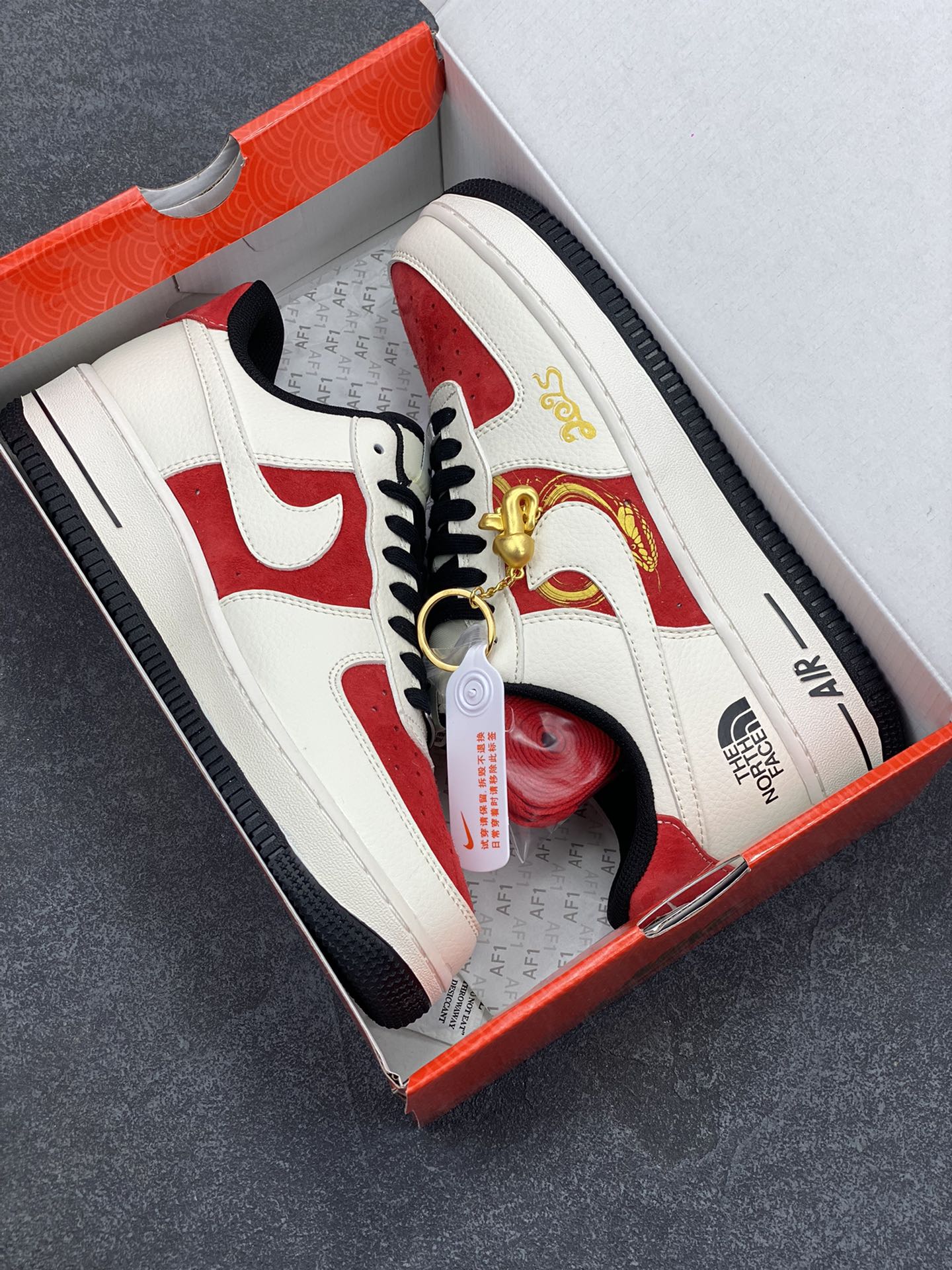 图片[9]-NIke Air Force 1 \’07 Low “北面联名蛇年限定–金蛇飞舞”空军一号 低帮 运动鞋 休闲鞋 折边针车 工艺难度大 原楦头原纸板 原装鞋盒 定制五金配件 内置全掌气垫 原厂鞋底 货号：DM6688-028 尺码：36 36.5 37.5 38 38.5 39 40 40.5 41 42 42.5 43 44 44.5 45-选品中心