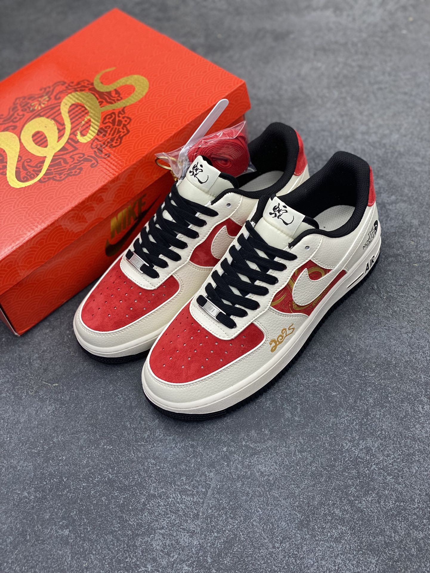 图片[8]-NIke Air Force 1 \’07 Low “北面联名蛇年限定–金蛇飞舞”空军一号 低帮 运动鞋 休闲鞋 折边针车 工艺难度大 原楦头原纸板 原装鞋盒 定制五金配件 内置全掌气垫 原厂鞋底 货号：DM6688-028 尺码：36 36.5 37.5 38 38.5 39 40 40.5 41 42 42.5 43 44 44.5 45-选品中心