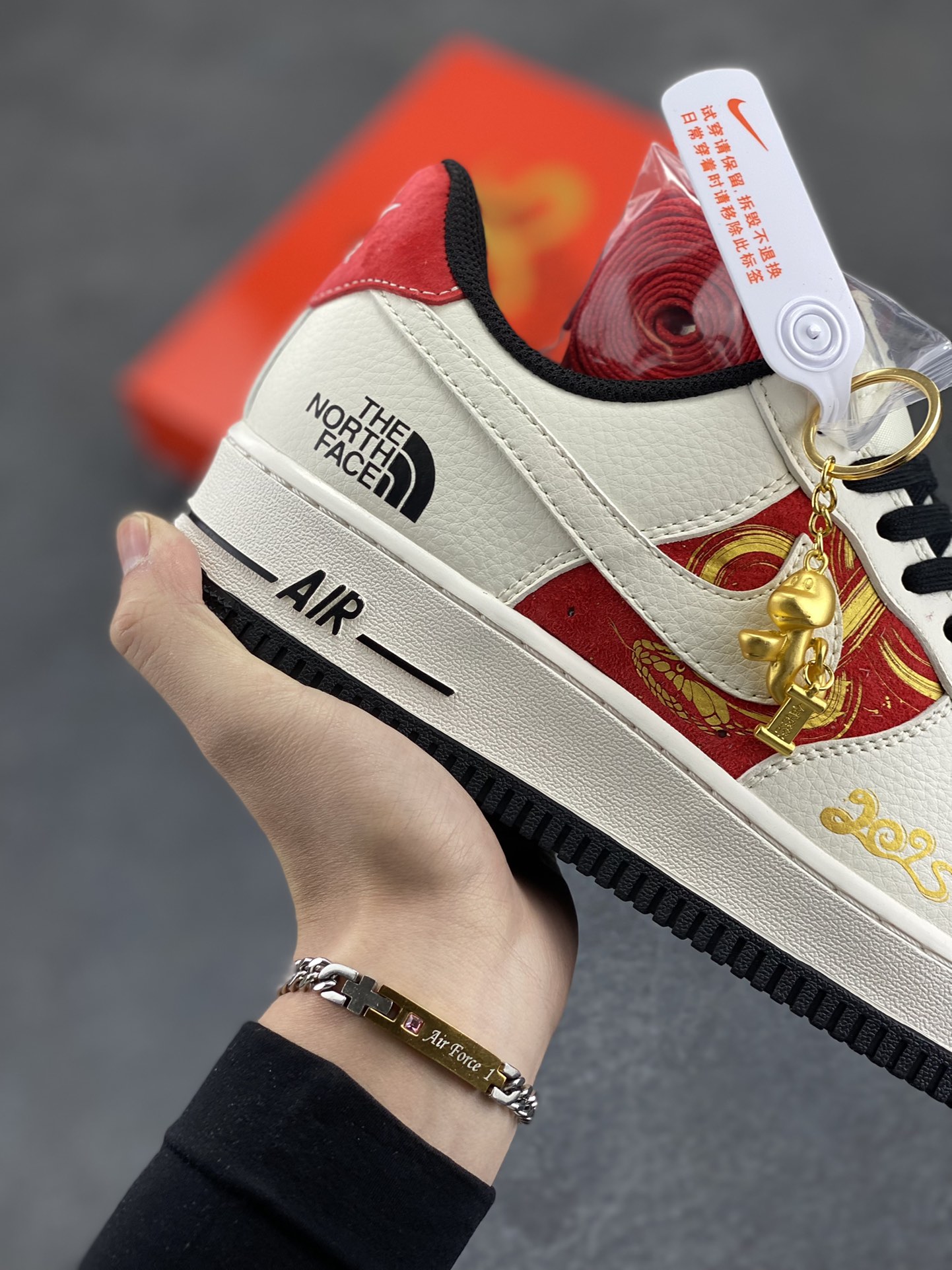 图片[6]-NIke Air Force 1 \’07 Low “北面联名蛇年限定–金蛇飞舞”空军一号 低帮 运动鞋 休闲鞋 折边针车 工艺难度大 原楦头原纸板 原装鞋盒 定制五金配件 内置全掌气垫 原厂鞋底 货号：DM6688-028 尺码：36 36.5 37.5 38 38.5 39 40 40.5 41 42 42.5 43 44 44.5 45-选品中心