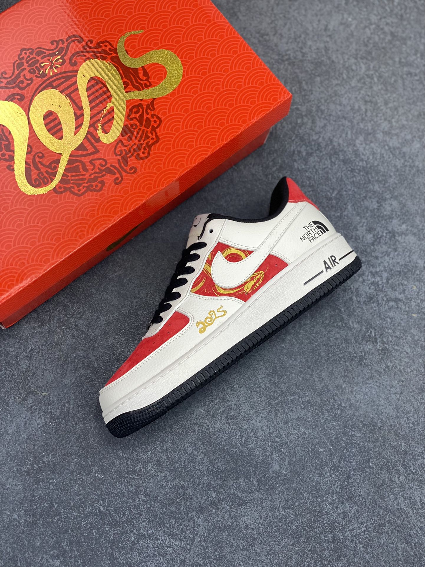 图片[7]-NIke Air Force 1 \’07 Low “北面联名蛇年限定–金蛇飞舞”空军一号 低帮 运动鞋 休闲鞋 折边针车 工艺难度大 原楦头原纸板 原装鞋盒 定制五金配件 内置全掌气垫 原厂鞋底 货号：DM6688-028 尺码：36 36.5 37.5 38 38.5 39 40 40.5 41 42 42.5 43 44 44.5 45-选品中心