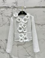 𝗖𝗛𝗔𝗡𝗘* Xiaoxiang 25C au début du printemps, la nouvelle veste en tweed de camélia à perles lourdes est super haut de gamme ! Fabriqué en tweed de haute qualité, il est à la fois chaud et à la mode, et son luxe et sa texture se ressentent en un coup d'œil. 🧶💕 Le processus de tissage unique donne à l'ensemble de la veste une saveur artistique, rendant les gens incapables de la lâcher ! Perles lourdes et décoration de camélia, chaque perle brille de mille feux, comme des étoiles au printemps, illuminant tout votre look ! 🌌💖 Élément classique de CHANEL, le camélia ajoute une atmosphère rétro et romantique à l'ensemble de la veste, la rendant inoubliable en un coup d'œil ! Design ajusté, s'adapte parfaitement à la forme du corps, montrant l'élégance et les courbes des femmes. Qu'il soit associé à un jean ou à une jupe, il se porte facilement, faisant de vous la présence la plus éblouissante dans la foule au début du printemps ! 👗💃Numéro de code : SML 1 𝗖𝗛𝗔𝗡𝗘* Xiaoxiang 25C au début du printemps, la nouvelle veste en tweed de camélia à perles lourdes est super haut de gamme ! Fabriqué en tweed de haute qualité, il est à la fois chaud et à la mode, et son luxe et sa texture se ressentent en un coup d’œil. 🧶💕 Le processus de tissage unique donne à l’ensemble de la veste une saveur artistique, rendant les gens incapables de la lâcher ! Perles lourdes et décoration de camélia, chaque perle brille de mille feux, comme des étoiles au printemps, illuminant tout votre look ! 🌌💖 Élément classique de CHANEL, le camélia ajoute une atmosphère rétro et romantique à l’ensemble de la veste, la rendant inoubliable en un coup d’œil ! Design ajusté, s’adapte parfaitement à la forme du corps, montrant l’élégance et les courbes des femmes. Qu’il soit associé à un jean ou à une jupe, il se porte facilement, faisant de vous la présence la plus éblouissante dans la foule au début du printemps ! 👗💃Numéro de code : SML
