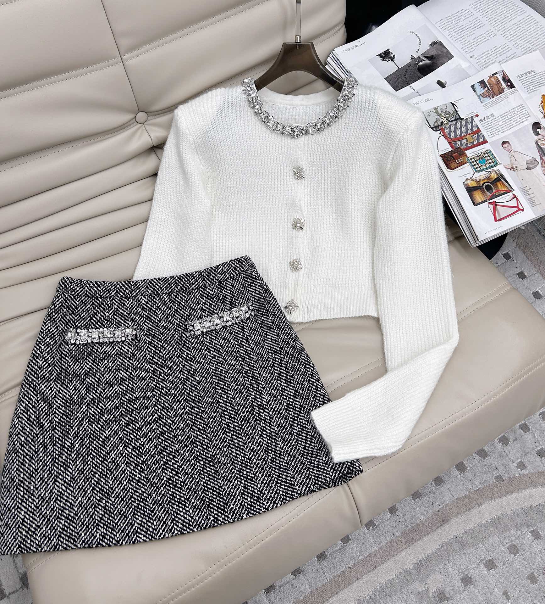 NO:311775,New style of skirt top for 25 years, elegant and sweet outfit!  Heavy nail drill collar knit top skirt!  Thick and comfortable texture!  The design of heavy industry nail drill is luxurious and noble, and the temperament of the celebrity reduces age and is elegant and sweet!  Short cardigans are versatile and not picky about others. They are beautiful in their upper body!  The quality of workmanship depends on the details!  SML.,,skirts,alexander wang19860909半裙上衣25年新款 优雅甜美穿搭！重磅钉钻领针织上衣半身裙！质感厚实舒适！重工钉钻设计奢华高贵,名媛气质减龄优雅不失甜美！短款开衫百搭不挑人上身美的不要不要的！做工品质看细节！码数SML.,,skirts,alexander wang,Women's clothing