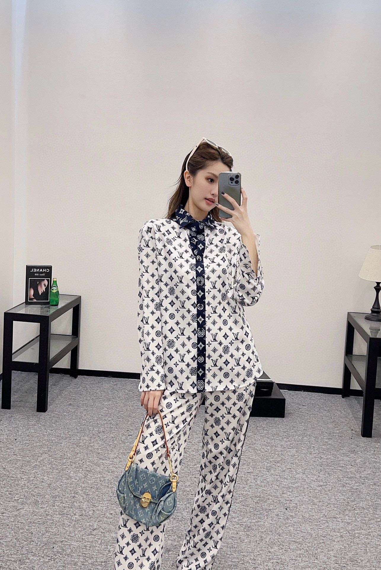 NO:316231,Model number G25011687 LOUIS*Dujia LV new style, old-fashioned letter printing fashion two-piece set!  Contrasted spliced ​​buttoned lapel loose long-sleeved shirt with elastic waist casual wide-leg pants!  (M size front bust 114/120, sleeve length 56, clothing length 72; waist 64 elastic, trousers length 101),, louis vuitton, louis vuitton, louis vuitton, louis vuitton, louis vuitton, alexander wang19860909款号G25011687 LOUIS*驴家LV新款 老花字母印花时尚两件套装！撞色拼接系扣翻领宽松长袖衬衣搭配松紧腰休闲阔腿裤长裤！（M码前胸围114/120,袖长56,衣长72；腰围64松紧,裤长101）,,louis vuitton,louis vuitton,louis vuitton,louis vuitton,alexander wang,Women's clothing