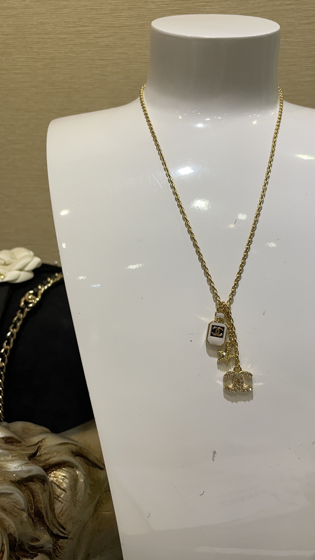 NO:631927,88200, Necklace arrived today 25C new small starfish white perfume bottle full of diamonds and double C gold necklace mini perfume bottle full of diamonds and double C embossed little starfish. The shape is so cute. It feels sweet and elegant. The multiple pendant designs are very distinctive. It is super easy to match in daily life. Z version customization. Brass material. Swarovski diamonds. Necklace with picture box, necklace, Cartier high-end jewelry1986090988200,今日到货项链 25C新款小海星白色香水瓶满钻双C金色项链 mini香水瓶满钻双C浮雕小海星 造型太可爱啦 给人感觉又甜又气质 多吊坠设计很有特色 日常超级好搭配 z版定制 黄铜材质 施华洛钻 项链带图片包装盒,,necklace,卡迪亚高端饰品,Jewelry