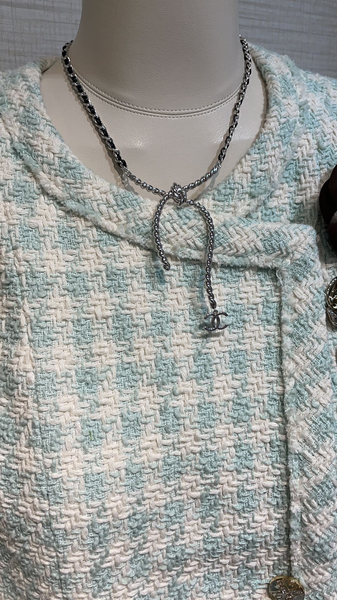 NO:634628,88260, Necklace arrived today 25C new silver double C pendant twist knotted leather chain necklace choker Silver metal twist knotted design casual and casual Cool and very vintage Whoever wears it looks good z Customized Same brass material Lambskin, necklace, sheepskin, Cartier high-end jewelry1986090988260,今日到货项链 25C新款银色双C吊坠麻花打结皮穿链项链choker 银色金属麻花打结设计随性又休闲 酷酷的又很vintage 谁戴谁好看 z定制 一致黄铜材质 小羊皮,,necklace,sheepskin,卡迪亚高端饰品,Jewelry