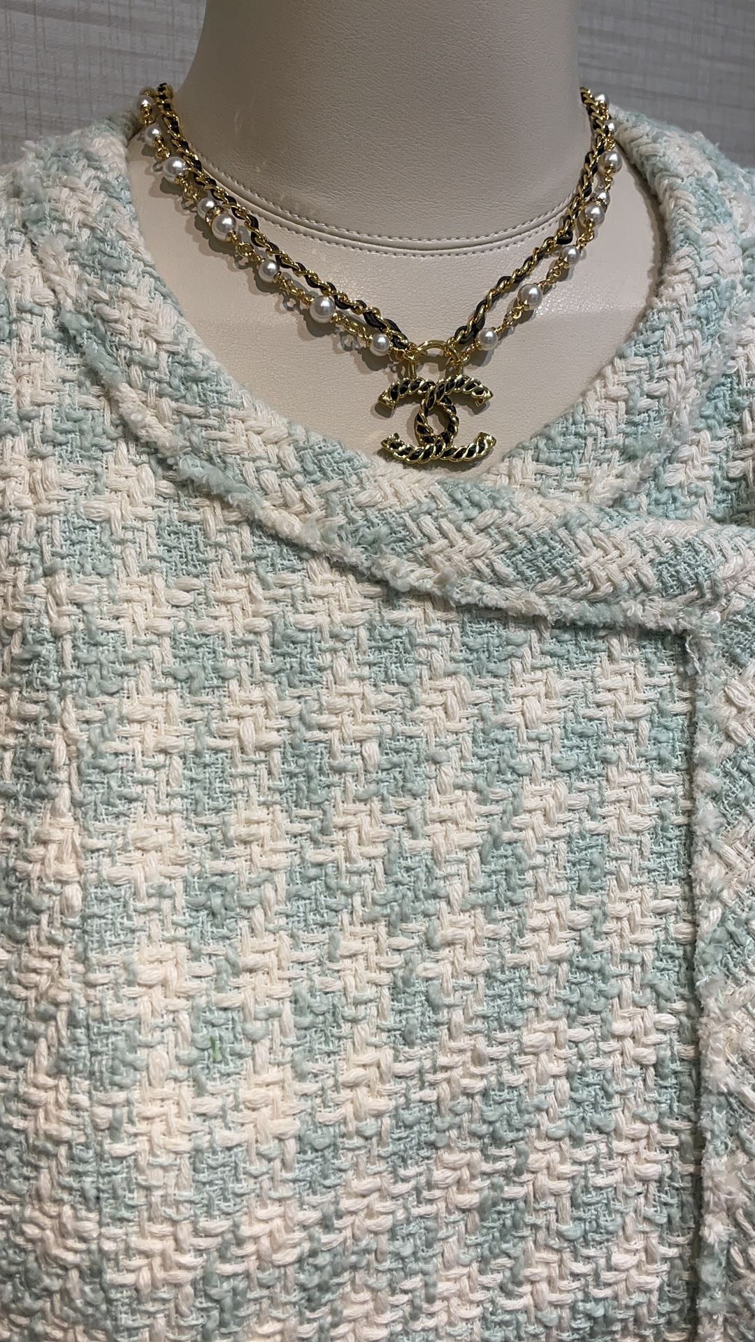 NO:632017,88260, double-layer design arrived today. 24K new gold leather chain double C pearl necklace. Minimalist metal spiral leather chain double C. Beautiful and rusty. Paired with leather chain pearl gold chain, it has a sense of hierarchy. It is noble, fashionable and personalized. It looks good with clothes. z consistent brass material, lambskin, Swarovski diamonds, necklace, sheepskin, Cartier high-end jewelry1986090988260,今日到货双层设计 24K新款金色皮穿链双C珍珠项链 极简金属螺旋皮穿链双C 又美又飒 搭配皮穿链珍珠金色链条很有层次感 贵气时髦又很个性搭配衣服很好看 z一致黄铜材质 小羊皮 施华洛钻,,necklace,sheepskin,卡迪亚高端饰品,Jewelry