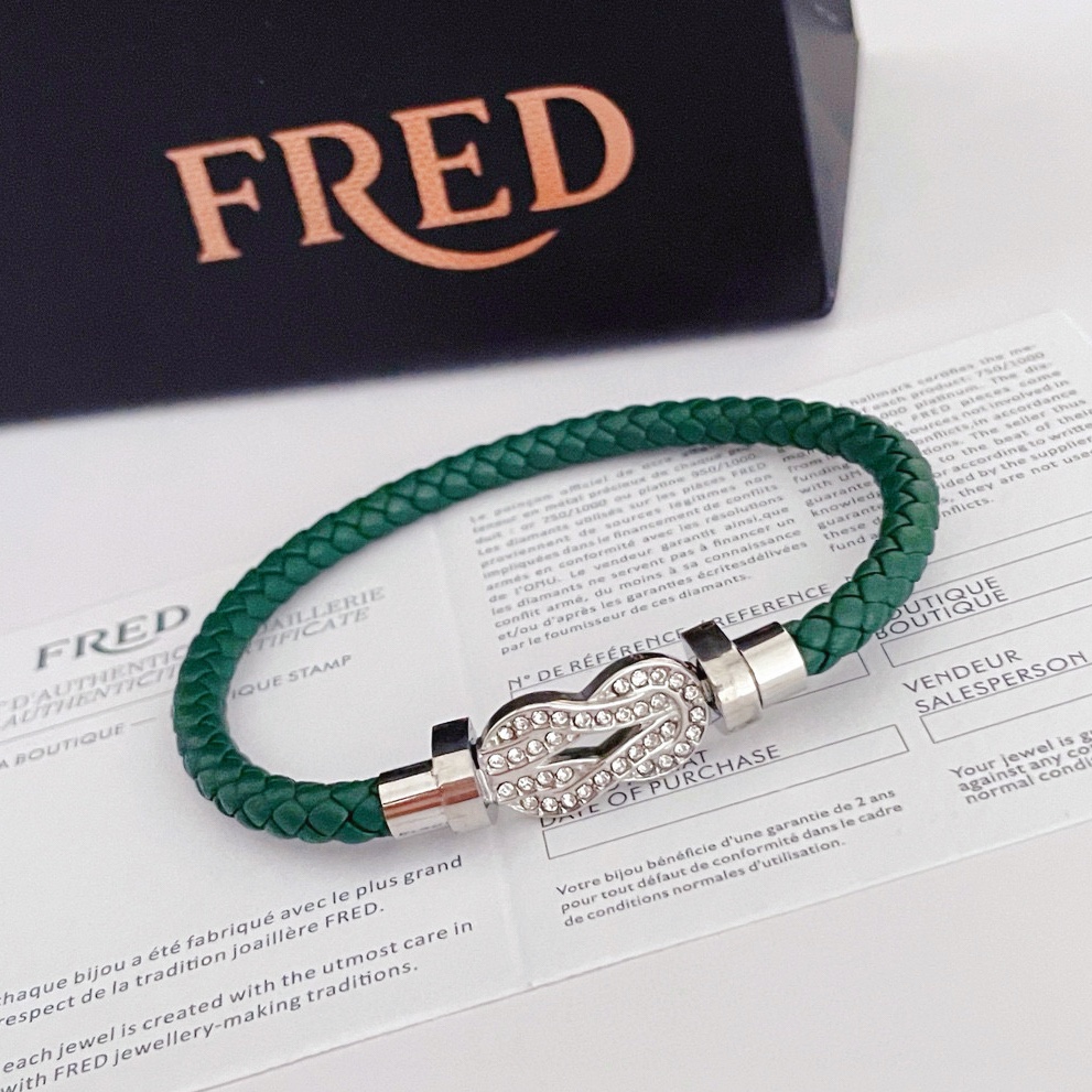 NO:104669,The popular Fred bracelet, full diamond 8-character bracelet, symbolizing luck, more design sense, classic and versatile, Internet celebrity expert, fashion must-have items for fashion, 11 pairs of customization, thickened electroplating 18k craftsmanship, trendy and cool couple bracelet ~ the effect is very versatile!  !  , jewelry boutique, bracelet, bracelet19860909批 火爆 费雷德手绳,满钻8字扣手镯手链,像征幸运,更有设计感,经典百搭,网红达人 时尚一族备必单品时尚精致,11对版定制,加厚电镀18k工艺,又潮又酷的情侣款手绳～上手效果非常百搭！！,饰品精品,bracelet,bracelet,Jewelry