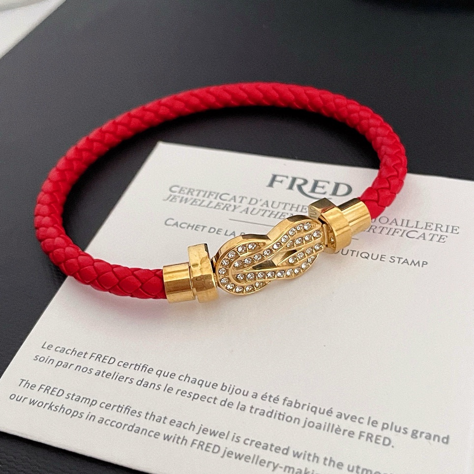 NO:104671,Batch: Popular Fered bracelet, rose gold full diamond 8-character bracelet, classic red rope, one must come in my zodiac year, classic versatile, internet celebrity expert, fashion family must have a must-have item, fashionable and exquisite, 11 pairs of customization, thickened electroplating 18k craftsmanship, trendy and cool couple bracelet ~ the effect is very versatile!  !  , jewelry boutique, bracelet, bracelet19860909批 火爆 费雷德手绳,玫瑰金满钻8字扣手镯手链,经典转运红绳,本命年必须来一条,经典百搭,网红达人 时尚一族备必单品时尚精致,11对版定制,加厚电镀18k工艺,又潮又酷的情侣款手绳～上手效果非常百搭！！,饰品精品,bracelet,bracelet,Jewelry
