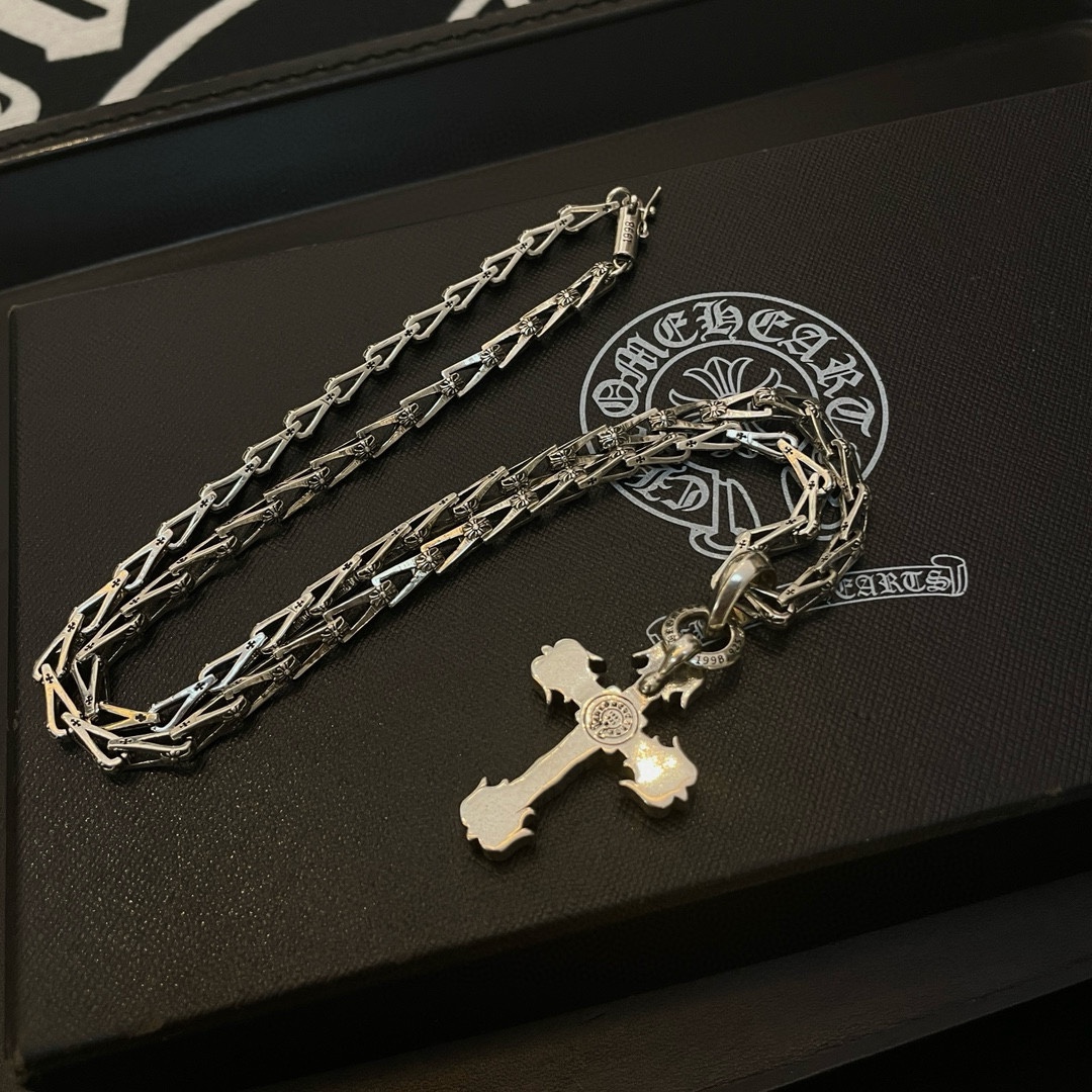 NO:105630,TikTok/Kuaishou/ins/Xiaohongshu/Live Hot, New [Counter Quality] Chrome Hearts Croxin Classic Cross Flower Necklace, Flame Cross Pendant, Concave and Convex and Convex Scout Flowers present unique to others Cross Scout Flowers are Croxin's ambitions, so they last longer. Genuine version of Chrome Hearts Croxin, different market light version, benchmarking quality, looking at the details of the letter printing, retro old gray oxygen level. Seiko version!  !  !  Pure handmade ~ Authentic model opening must-have fashion and fashion, both men and women can wear it, same style for couples, original official website, rock punk style silver style, retro elements, trendy and versatile!  , jewelry boutique, chrome hearts, chrome hearts, necklace19860909批 抖音/快手/ins/小红书/直播热门 ,新款【专柜品质】Chrome Hearts克罗心经典十字花项链 ,火焰十字架吊坠,凹凸造型不同的花纹设计风格 呈现出与众不同 十字架 童军花是克罗心的志 所以更经久不衰 正品打版Chrome Hearts克罗心 区别市场普通轻版 对版对标品质 看字印细节 复古做旧灰氧程度.精工版本！！！ 纯手工打造 ～正品开模潮流时尚必备 男女均可佩戴 情侣同款 官网原版 摇滚朋克泰银风格 复古元素 潮流百搭！,饰品精品,chrome hearts,chrome hearts,necklace,Jewelry