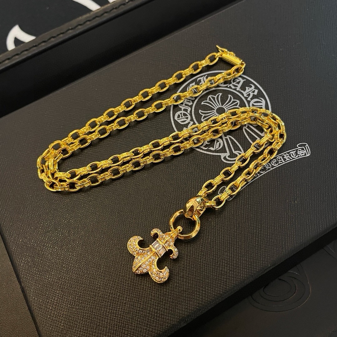 NO:105633,New models [Counter Quality] Chrome Hearts Croxin Classic golden letter necklace Scout flower diamond pendant Different concave and concave and convex design styles present uniqueness Cross Scout flower is Croxin's ambition, so it lasts for a long time Genuine version Chrome Hearts Croxin Difference to the market ordinary light version Corresponding to the quality of the version Benchmarking the details of the letter printing Retro old gray oxygen level. Seiko version!  !  !  Pure handmade ~ Authentic model opening must-have fashion and fashion, both men and women can wear it, same style for couples, original official website, rock punk style silver style, retro elements, trendy and versatile!  , jewelry boutique, chrome hearts, chrome hearts, necklace, gold19860909批新款【专柜品质】Chrome Hearts克罗心 经典黄金色字母项链 童军花镶钻吊坠 凹凸造型不同的花纹设计风格 呈现出与众不同 十字架 童军花是克罗心的志 所以更经久不衰 正品打版Chrome Hearts克罗心 区别市场普通轻版 对版对标品质 看字印细节 复古做旧灰氧程度.精工版本！！！ 纯手工打造 ～正品开模潮流时尚必备 男女均可佩戴 情侣同款 官网原版 摇滚朋克泰银风格 复古元素 潮流百搭！,饰品精品,chrome hearts,chrome hearts,necklace,gold,Jewelry